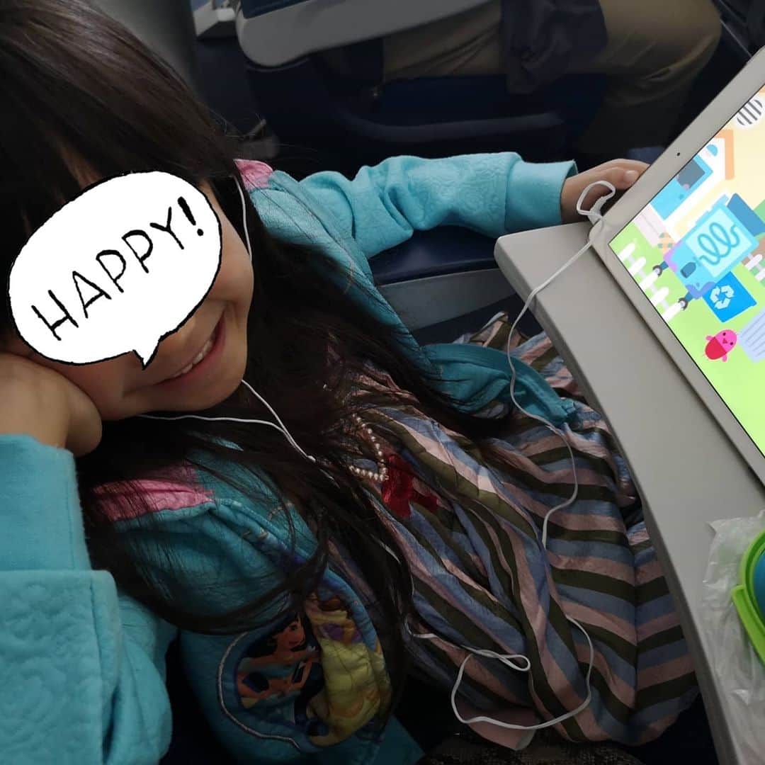 蛯原英里さんのインスタグラム写真 - (蛯原英里Instagram)「・ ・ 飛行機に乗る前に遊んで 機内ではおにぎりや大好きな柿もたくさん食べてくれたので かむちゃんは、寝てくれましたー！ お姉ちゃんは日頃使わないiPadをここぞ！とばかりに楽しんでいましたね〜(笑)  空の旅は快適でした✈ほっ😊  #空の旅 #お昼寝 #ipad #お役立ちアイテム」11月1日 14時32分 - eriebihara