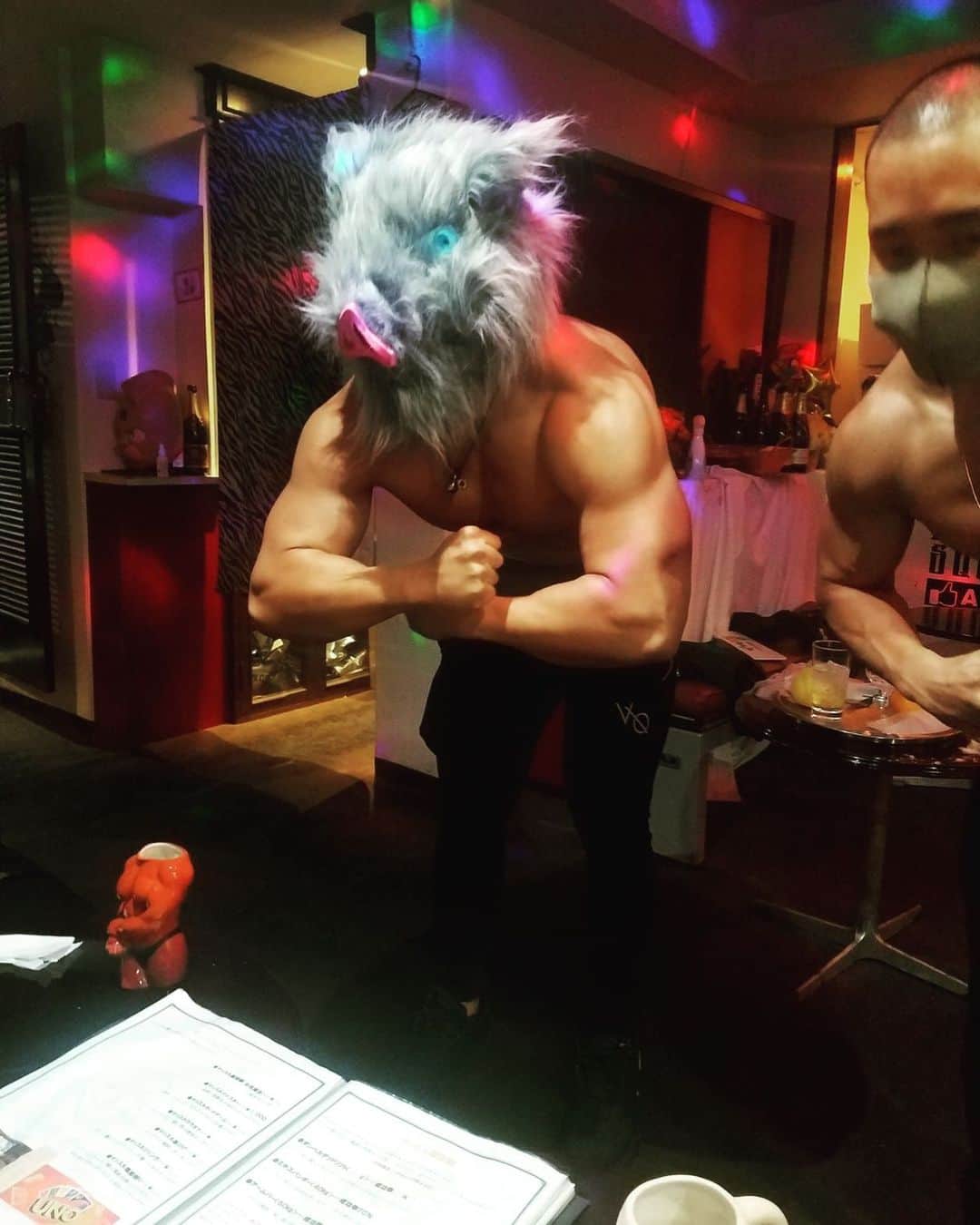 のインスタグラム：「こんにちは！ ・ 昨日も沢山のお客様のご来店誠にありがとうございマッスル💪 ・ コロナ禍なのでめちゃくちゃ控えめで気持ちだけハロウィン🎃 ・ 今が旬で、ちゃんとマスクしてて筋肉キャラといえばやはり彼🐗🐗 ・ では、本日も19時よりお待ちしておりマッスル💪♫ ・ ーーーーーーーーーーーーーーーーーーーーー  北新地マッスルバー 大阪市北区堂島浜1-3-22 堂島タウン2F Tel:06-6344-8878  マッスルバーのブログ 北新地マッスルバーの筋肉生活 http://s.ameblo.jp/muscle-bar/  マッスルバーYoutube https://m.youtube.com/channel/UCSPbrv11kZU-I6NkllH489Q  #おはよう朝日、#あさパラ、#よーいどん、#エンカメ、等 ーーーーーーーーーーーーーーーーーーーーー #イケメン #マッチョ #筋トレ #北新地 #マッスルバー #スポーツバー #プロレス #総合格闘技 #ボディビル #フィジーク #ベストボディ #SSA #NPCJ #ワークアウト #トレーニング女子 #アルプロン #プロテイン #マイプロテイン #ifbb #shredded #インスタ映え」