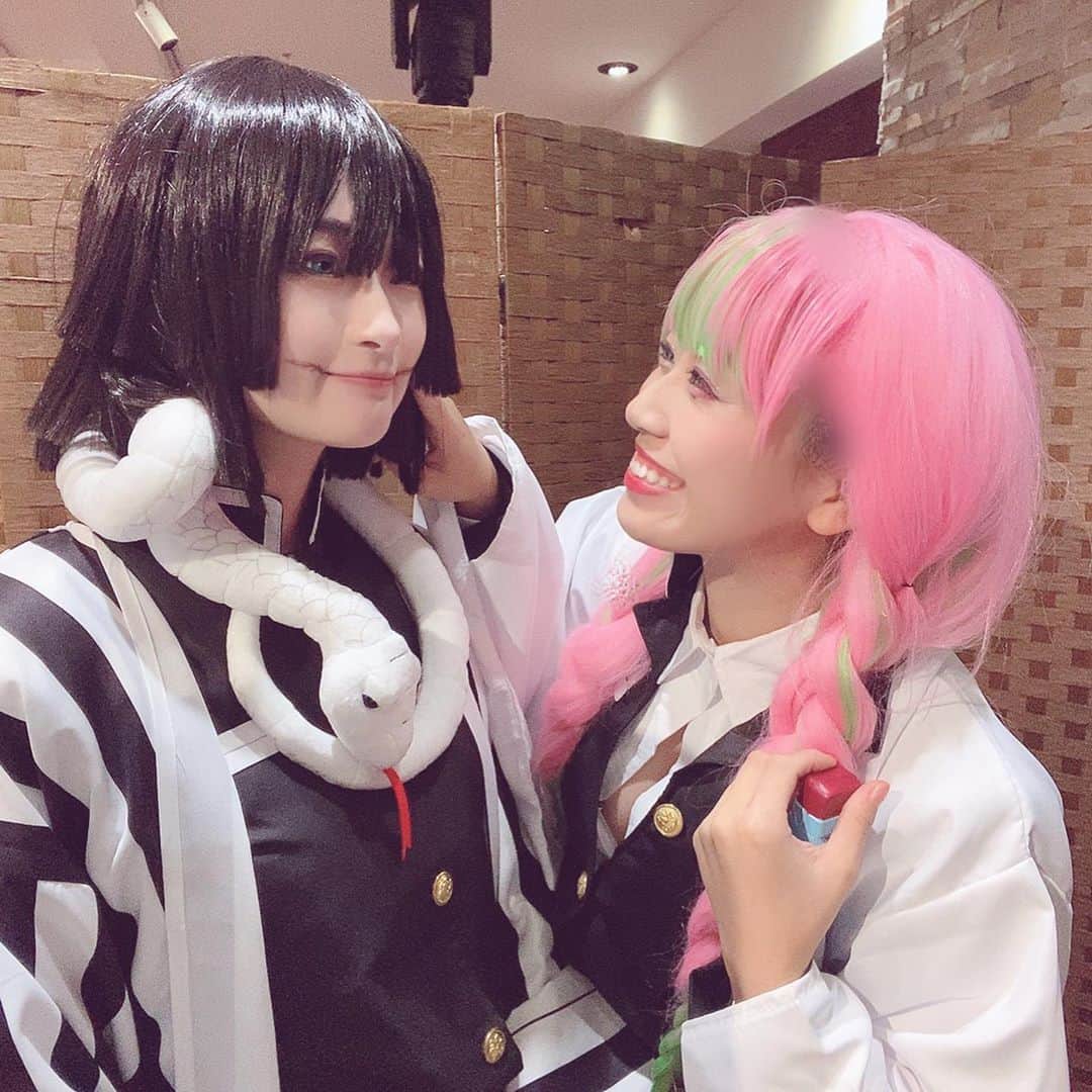 のインスタグラム：「伊黒さん 相変わらずネチネチして蛇みたい  しつこくて素敵💗🐍 ・ #おばみつ #伊黒小芭内 #甘露寺蜜璃 #好き #恋柱 #蛇柱 #おばみつコスプレ #コスプレ #鬼滅の刃 #💗 #🐍」