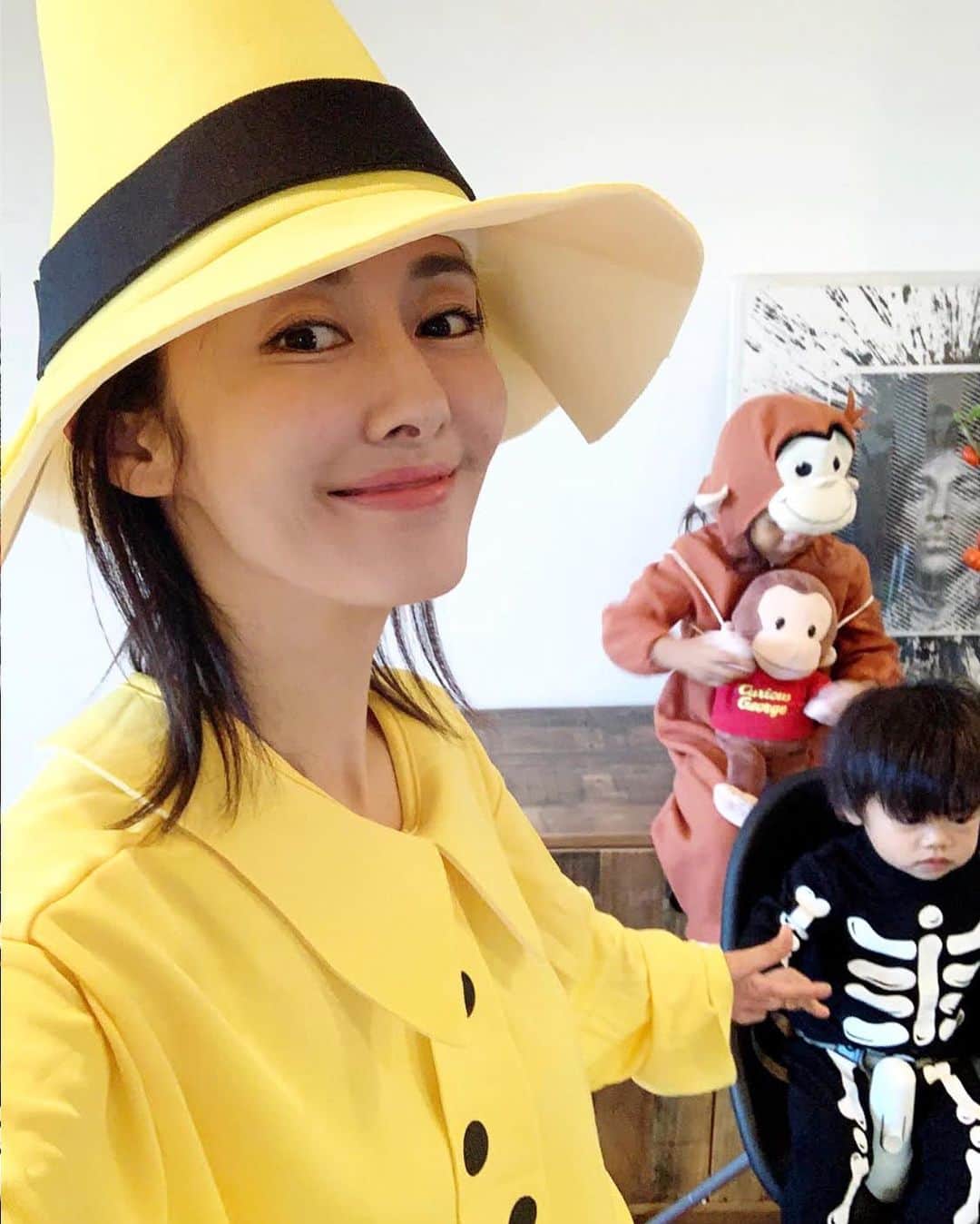 高木りなのインスタグラム：「HAPPY HALLOWEEN🎃👻✨ 長男くんは大好きな#おさるのジョージ 🐒 かーちゃんは、とーちゃんが着る予定だった#黄色い帽子のおじさん 💛 次男はホネホネロック☠️ 黄色い帽子のおじさんの育児は見習う事ばかり。神です。 해피 할로윈!!🎃✨ 첫째는 너무 좋아하는 #큐어리어스조지 🐒 난 아빠가 입을 예정이렸던 노란 모자 아저씨 💛 둘째는☠ㅎㅎ  . . . #halloween #halloweencostume #curiousgeorge #themanwithyellowhat #ハロウィン #ハロウィン仮装 #할로윈 #할로윈코스튬 #큐리어스조지」
