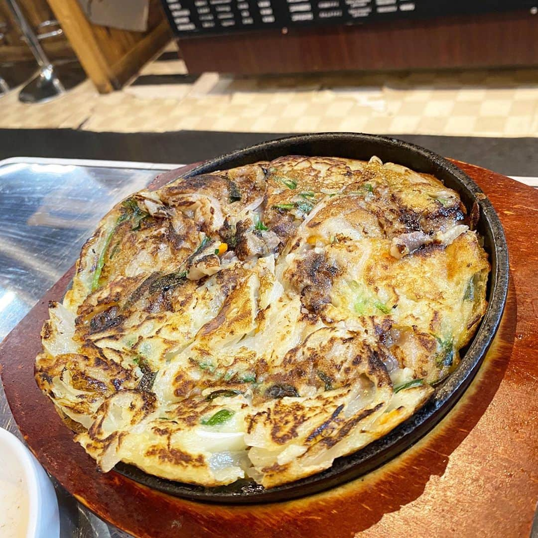 繁田梨世さんのインスタグラム写真 - (繁田梨世Instagram)「韓国料理食べ放題があるナジミキンパ🇰🇷  . . キンパはもちろん全部美味しい🤤  . . 特にプルコギチヂミが美味しくて衝撃的🥺  . . 店員さんオススメするだけあるわ🥰  . . 次回は食べ放題に挑戦したい！笑 . . GO  TO  eatめっちゃ利用してる私でした😆  . . #難波#韓国料理#ナジミキンパ#名物#リーズナブル#チャプチェ#辛いの好き#女子会#プルコギチヂミ#めっちゃ美味しい#感動#食べ放題#挑戦したい#食いしん坊#繁田梨世#GO  TO eat#お得」11月1日 14時42分 - shigesurumedayo