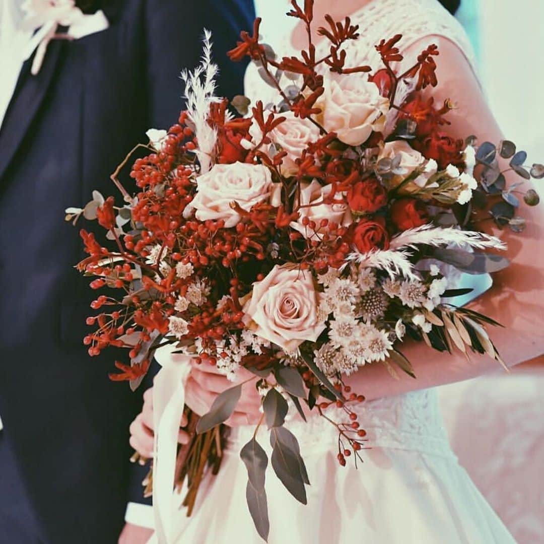 のインスタグラム：「~#おしゃれ花嫁 さまのトータルコーディネート💐~  青山セントグレース大聖堂 @st_grace_aoyama_tgh の 卒花さま @erika_1109wd さま🌿  素敵なトータルコーディネートをご紹介いたします！  ✴︎ブーケ ユーカリとオフホワイトのバラと 秋らしいくすみカラーを取り入れてコーディネート。 刺繍が美しいドレスにぴったりのブーケですね！  ✴︎ネイル オフホワイトとゴールドカラーをベースにした ウエディングネイル。 お花のアートがアクセントになっていますね。  ✴︎ウェルカムアイテム 前撮りのお写真をお洒落にディスプレイ。 アイテムは雑貨屋さんをたくさん巡って見つけたそうです❤︎  ✴︎ウエディングケーキ シンプルな3段ケーキに金箔のゴールドを散らして。 ケーキトッパーを置くことでさらに洗練された印象に🍰  ＝＝＝＝＝＝＝＝＝＝＝＝＝＝＝＝＝＝＝＝＝＝  \ウェディングフォト募集中❤️/ @bestbridal.jp をフォローして、 お写真の投稿をお待ちしております！ . 当アカウントでリグラムOKなベストブライダルの卒花嫁orプレ花嫁の皆様は、#ベストブライダル花嫁 もしくは #BB花嫁 のハッシュタグをつけて投稿をお願いします💕  ※BB花嫁に投稿があったお写真をリグラムする際は、 個別にご連絡は行っておりません。予めご了承ください  \ブライダルフェアの予約について💐/ アカウントプロフィールのURL先、 各会場のHPもしくはDMよりご予約を承っております。 どんな式場が自分に合うかわからない、結婚式をするか迷っている...など些細なご質問でもお気軽にDMにてご相談くださいね。  \💗たくさんの、LOVEを届けよう/ 私たちのブランドスローガンは #たくさんのLOVEを届けよう 💕  お客様との出会いは一生における 祝福の瞬間を祝う始まりです。  私たちはお客様とおふたりの人生を、 祝福し続ける存在でありたいと考えています🕊  ベストブライダルは、世の中で1番、 たくさんのLOVEが届く瞬間をお祝いする企業を目指します♡」