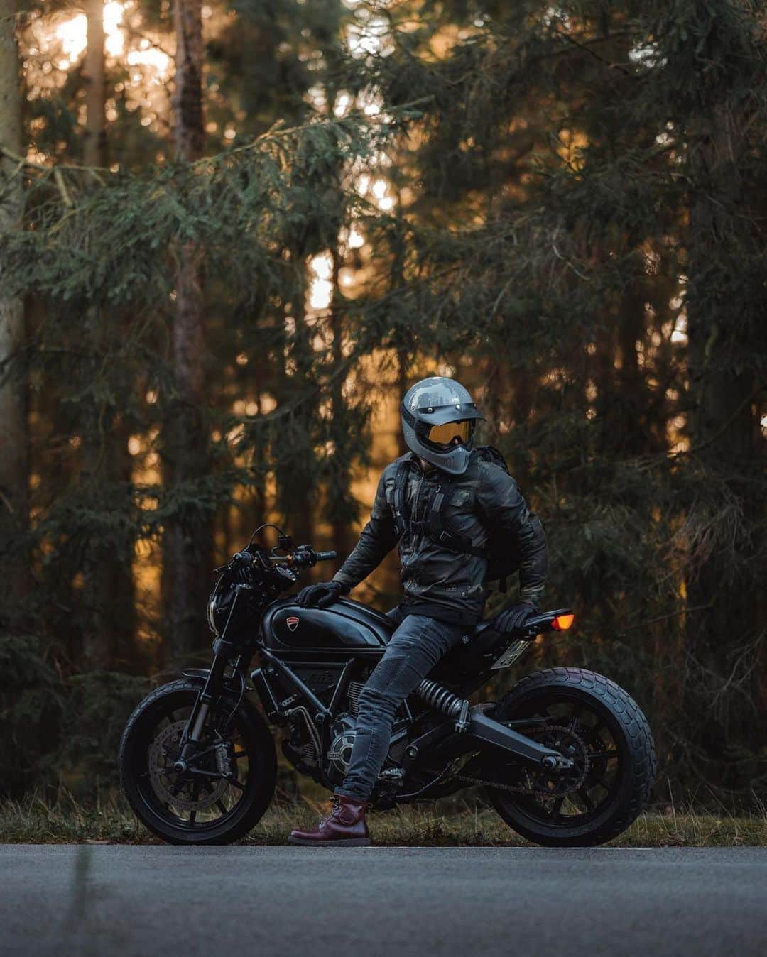 epidemic_motorsさんのインスタグラム写真 - (epidemic_motorsInstagram)「✍🏻 @gorm_moto ・・・ Buckle up  I really wanted this year to be the year with much more riding and travel but things didn’t really go as planned.. don’t think it ever do.  But when things don’t go as planned it’s time to stick to your guns or change course and find new goals. I’m still determined to ride as much as I can and there will be no hibernation for sure and riding through the winter months is a must.. maybe not as frequent as now but in some capacity!」11月1日 14時48分 - epidemic_motors