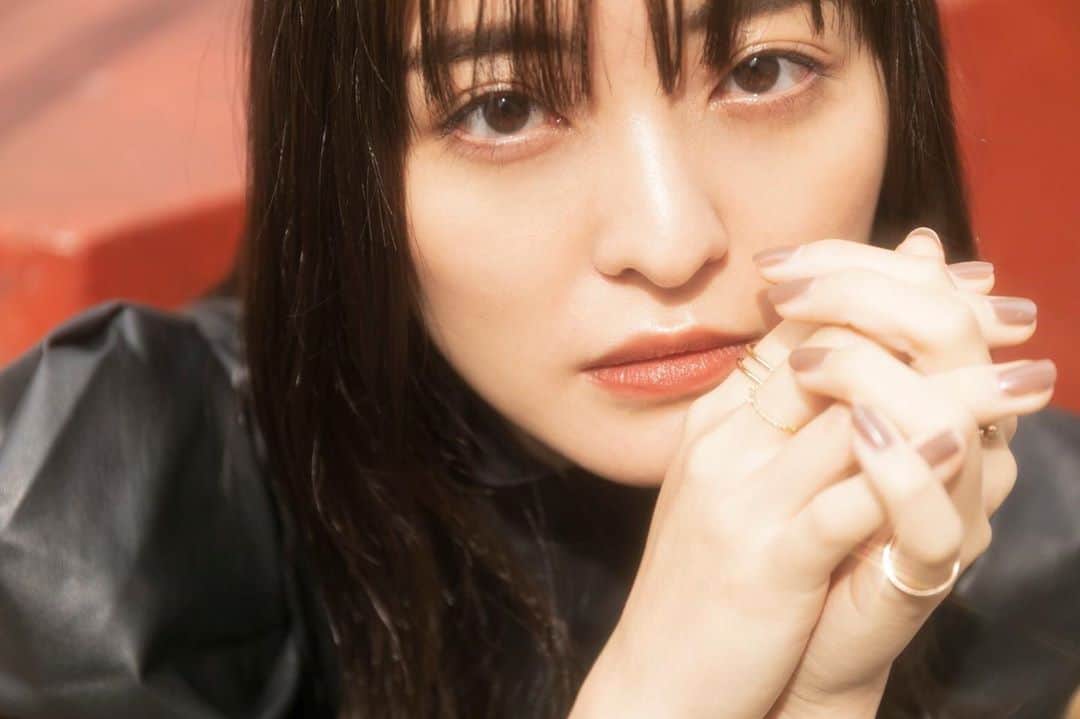 斉藤瑞季のインスタグラム：「大学同期のカメラマンさんに撮って頂きました🥰  カメラマン、スタイリスト、ヘアメイク、全員女子で キャッキャ言いながらの作品撮りは ほんとーーに楽しかった❣️ すごく新鮮な時間でした〜✨ 他の写真も随時投稿していきますっ！  #作品撮り #作品撮りモデル #ヘアメイク #スタイリスト #ブラックコーデ #ブラウンネイル #艶メイク #秋冬メイク #ゴールドアクセサリー#ブラウンリップ」