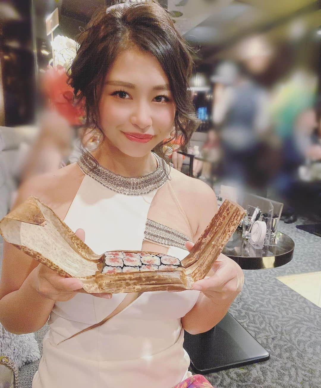 皐月めいのインスタグラム：「🍣  周年２日目昼の仕事も忙しい すぎてご飯食べてなかったら 優しいお客様が #あま木　の とろたくおもちかえりしてくれた☺️✨  しあわせ とろたくがだいすきなんです。  #キャバクラ　#キャバ嬢　#皐月めい　#錦　#錦3丁目　#錦三　#selection  #セレクション　#シャンパン　#べルエポック　#ドンペリ　#名古屋　#栄　#巨乳　#乳スタグラム　#ヘアセット　#パリジェンヌ　#ヘアアレンジ　#寿司部」