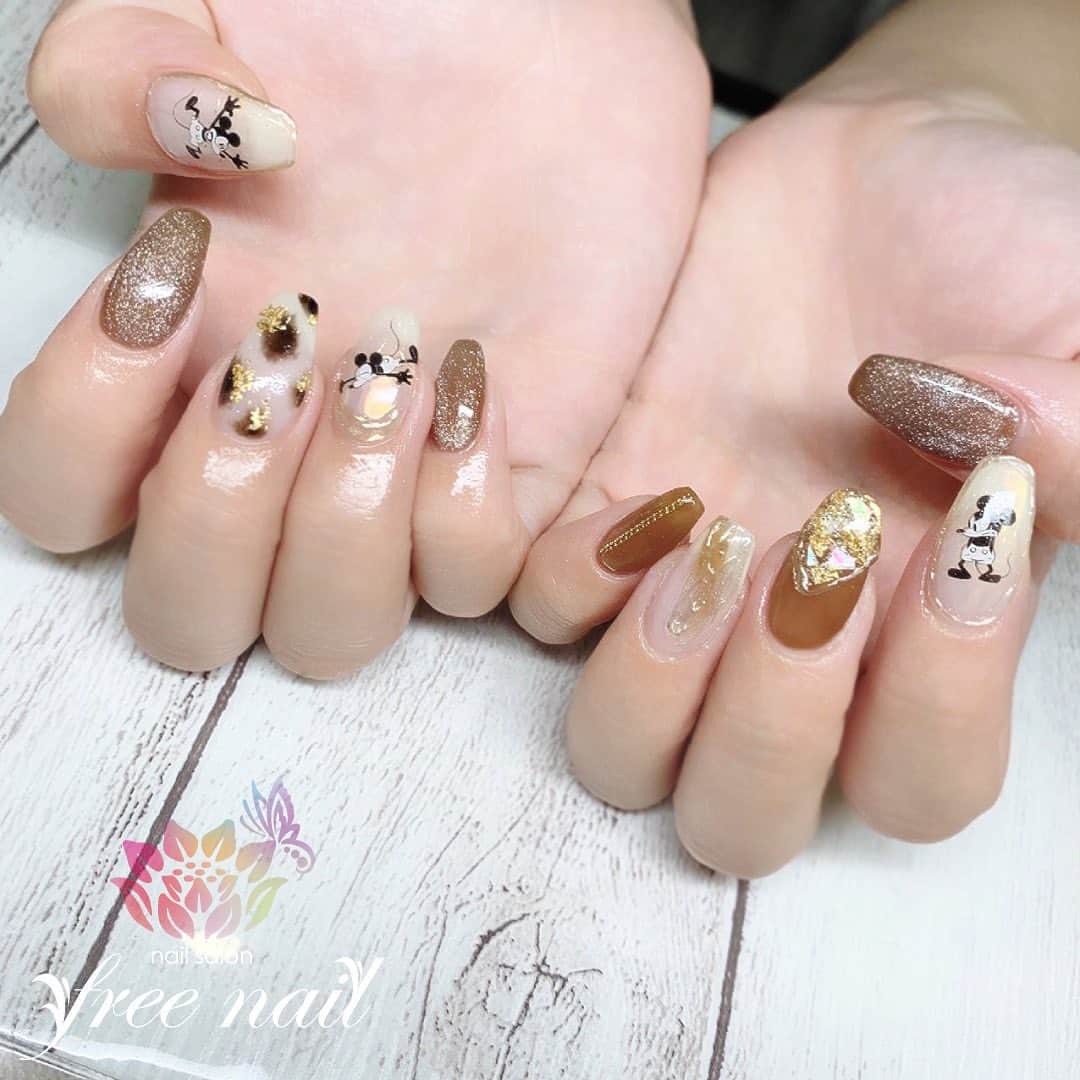free nail フリーネイルのインスタグラム：「. お客様ネイル💅🏻🌝 . Mickey meets マグネットネイル🧲 . 人気のホワイトべっ甲とあわせてオシャレに🧚🏻‍♀️✨ . スワイプして動画も見てね☝︎🎬✨ . ご来店ありがとうございました🙇🏻‍♀️🙇🏻‍♀️🙇🏻‍♀️💗 . #ネイルアート #ジェルネイル #ネイルサロン #大阪ネイルサロン #ネイルデザイン #ネイルチェンジ #マグネットネイル #マグネットジェル #べっ甲ネイル #ミッキーネイル #ベージュネイル #ブラウンネイル #デザインネイル #トレンドネイル #大人ネイル #シンプルネイル #スクエアネイル #秋ネイル #autumnnails #nailsart #nailsdid #美甲 #日式美甲 #日式美甲胶 #日本美甲师 #日本美甲老师 #美甲上课 #日本胶 #フリーネイル #freenail」