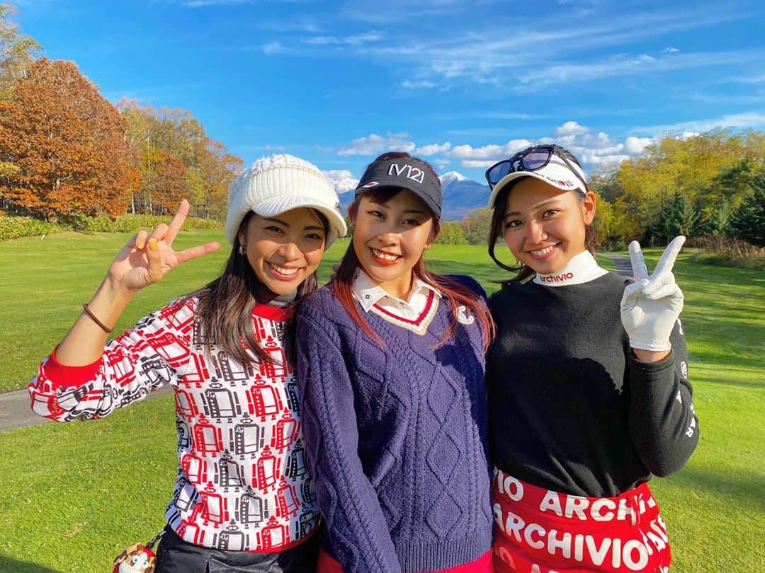 ゆりあのインスタグラム：「この間、YouTubeの撮影で北海道の富良野市へ行ってきました😊✈️  1日目は #オリカゴルフ倶楽部 、2日目は #富良野ゴルフコース ⛳️へ⭐️  富良野市には大人になってから初めて行ったけど、ご飯は全部美味しいし、ゴルフ場も紅葉🍁が綺麗で最高でした😆✨  また絶対行きたいなっ！！  2日間のラウンド動画は後日YouTubeにアップされるのでお楽しみに💜  #白金台女子ゴルフ部東西対抗戦  #白金台女子ゴルフ部 #ゴルフ #ゴルフ女子 #強かわ女子 #若手女子ゴルファー #ゴルファー #golf #instagolf #instagolfer #Shirojo #白女 #shirokanedailadiesgolfclub #ゴルフ好きと繋がりたい #女子ゴルフ #ゴルフ好き #かわいい #⛳️ #🏌️‍♀️ #youtube #チャンネル登録お願いします」