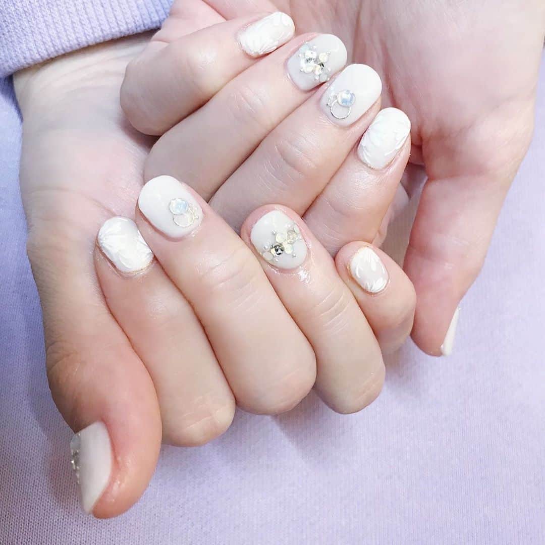 桜咲千依のインスタグラム：「ホワイトネイル✨ 新しい気持ちとスタートの気持ちで白にしてもらいました( *´꒳`* ) 今回もなかやまちえこさんに可愛くしてもらいました～☺❤  #なかやまちえこ  #ネイル #ホワイトネイル」