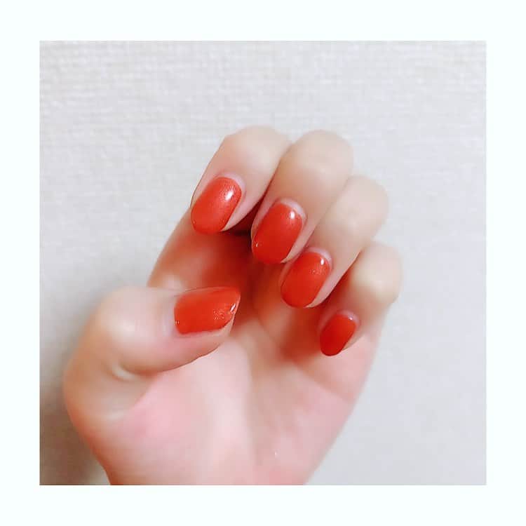 のインスタグラム：「♡ . . #newnails💅 . . 実わネイルも ハロウィンネイル でちたのでふ🎃💕 . . この間爪が折れまくってもうて オーバルやないのが泣けるけどん😢 . . はよ、爪 伸びへんかなぁぁあん🙃❤️ . . . #われち語 #orangenails #オレンジ #orange #ハロウィン #単色ネイル #パールネイル #ジェルネイル #女子大生 #instagood #141 #instalike #팔로우 #instanail #お洒落好き #nail #💅 #141 #instanails #instanailstyle #whitenails #オレンジカラー #秋ネイル #autumncolors #autumn #Halloween #ハロウィンネイル #ワンカラーネイルデザイン #ワンカラーネイル #ワンカラー」