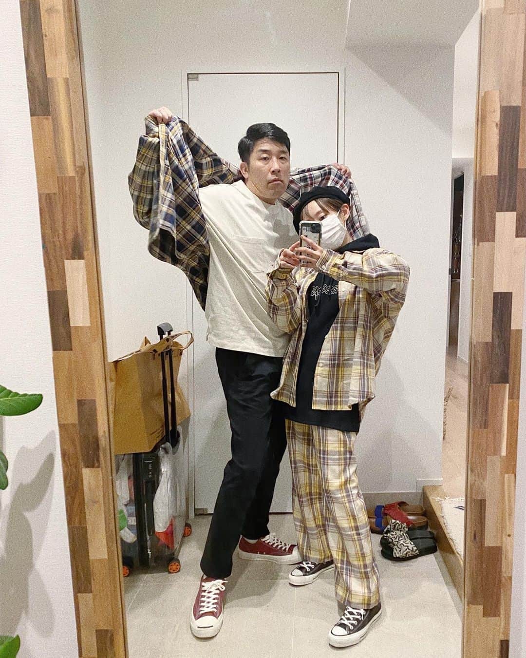 高橋愛さんのインスタグラム写真 - (高橋愛Instagram)「ㅤㅤㅤㅤㅤㅤㅤㅤㅤㅤㅤㅤㅤ ㅤㅤㅤㅤㅤㅤㅤㅤㅤㅤㅤㅤㅤ 昨日は、あべさんが 私の真似っこしました。笑 ㅤㅤㅤㅤㅤㅤㅤㅤㅤㅤㅤㅤㅤ でも私が寒くて パーカー着ちゃったから ちょっと違うねww ㅤㅤㅤㅤㅤㅤㅤㅤㅤㅤㅤㅤㅤ 昼間は 本当に同じだったの！ すごいよね〜 ㅤㅤㅤㅤㅤㅤㅤㅤㅤㅤㅤㅤㅤ 靴まで コンバースやし！ ㅤㅤㅤㅤㅤㅤㅤㅤㅤㅤㅤㅤㅤ どんだけ〜 ㅤㅤㅤㅤㅤㅤㅤㅤㅤㅤㅤㅤㅤ #今日のたかはし #あべコーデ #真似っこ #あべこうじ #高橋愛 #きのーのたかはし」11月1日 15時02分 - i_am_takahashi
