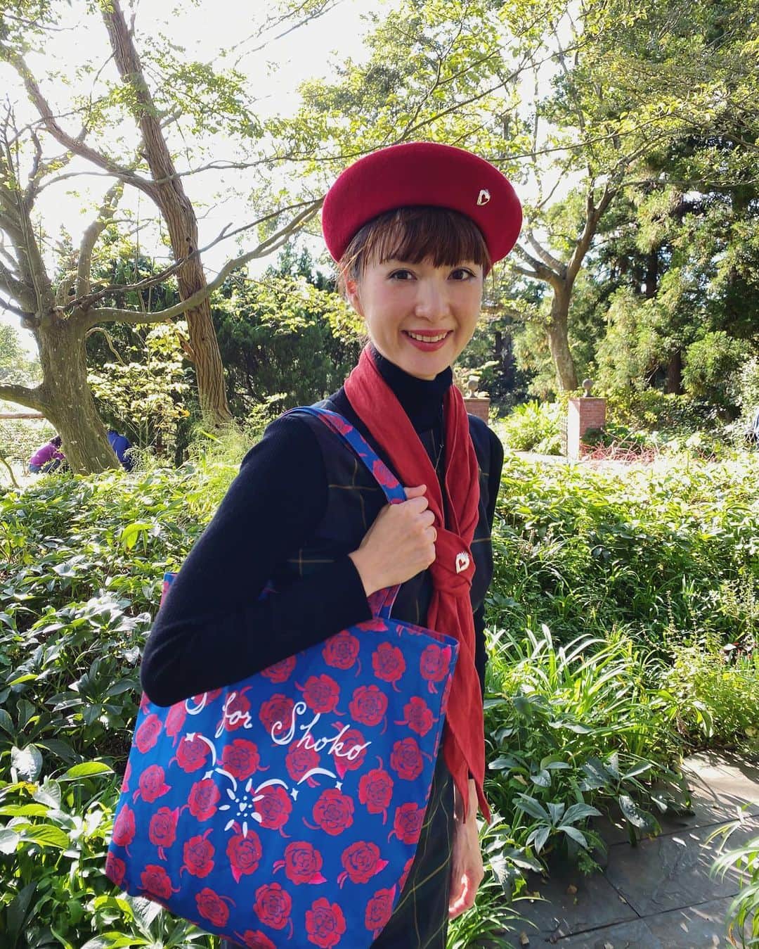 SHOKOさんのインスタグラム写真 - (SHOKOInstagram)「Have a lovely weekend🌹🍃🍂🍓✨ bag, scarf & brooch @sforshoko」11月1日 15時03分 - shoko_london