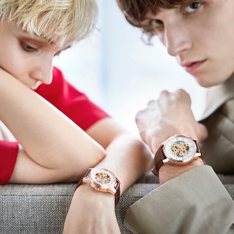 Lobor Japan ￥のインスタグラム：「LOBORの腕時計は、こだわりを持った職人がひとつひとつ手作業で作った時代を超えて愛されるアイテムです。﻿ ﻿ 入荷までにお時間を頂くこともございますが自動巻ならではの温かみを是非ともお手に取って感じて頂けたらと思います。﻿ ﻿ ﻿ 【詳細】﻿ DYNASTY CHARLEMAGNE BROWN PAIR﻿ 52,800円(税込)﻿ #lobor #腕時計#手元倶楽部#手元コーデ#ロバー #アクセサリーウォッチ#ペアウォッチ#ニットコーデ」