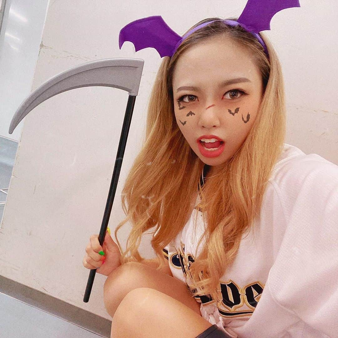 CHALさんのインスタグラム写真 - (CHALInstagram)「.﻿ 🎃💜﻿ ﻿ ﻿ (1日遅れの)﻿ HAPPY HALLOWEEN ☺︎﻿ ﻿ ﻿ デビルと魔女。﻿ ﻿ ﻿ ﻿ #オリックオアオリート﻿ ﻿ #chal_312 #野球好き #オリックス﻿ #Bs2020 #BsGirls #野球女子﻿ #野球 #バファローズ #オリ姫 #orixbuffaoes﻿ #baseball #プロ野球 #ORIX #buffaloes﻿ #オリックスバファローズ #avex﻿」11月1日 20時35分 - chal_bsgirls_312