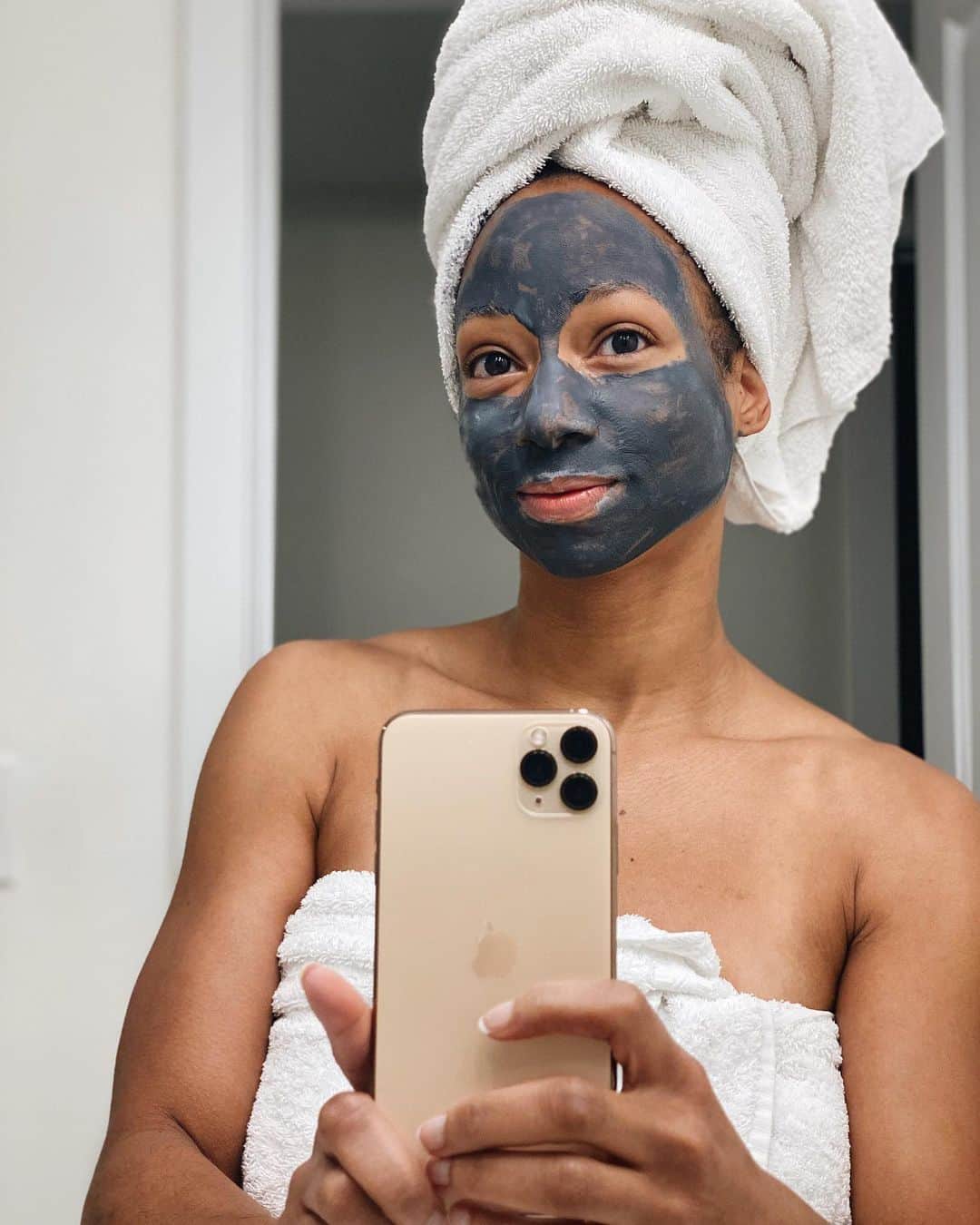 モニーク・コールマンのインスタグラム：「Selfcare Sunday with the help of @marykayus. This charcoal mask always leaves my skin buttery and smooth- perfect preparation for my #thisis40 photoshoot today ✨🙏🏾 #selfcaresunday #marykay」