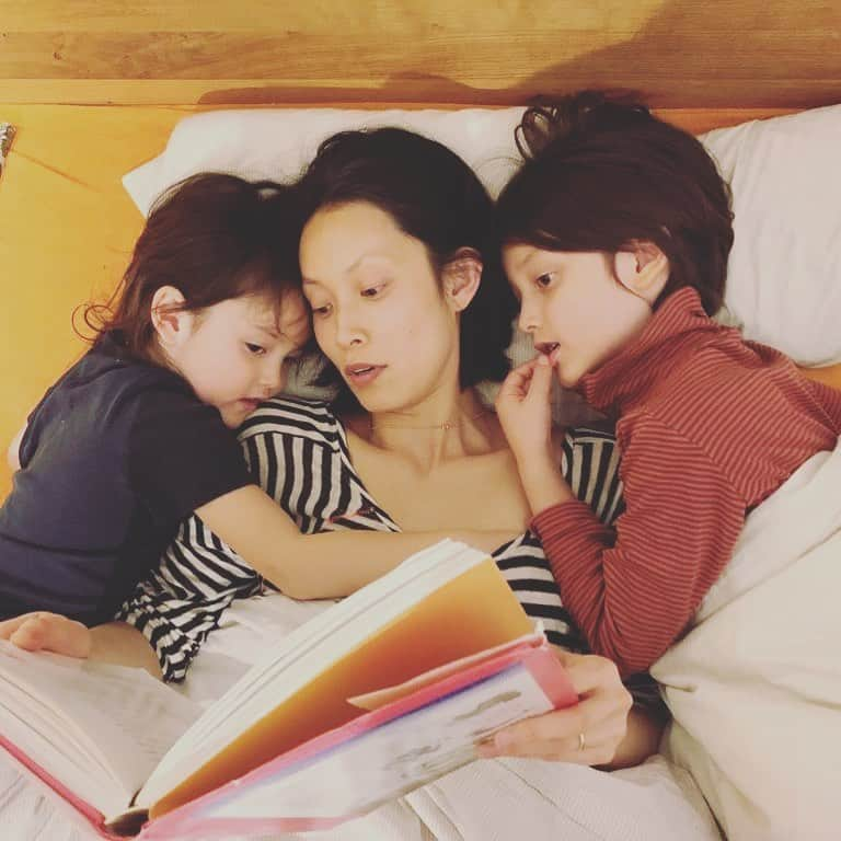 日登美さんのインスタグラム写真 - (日登美Instagram)「This is my main Job 😂 been doing for almost 20 years now😳 I do Japanese style that sleep with kids on the same bed still. Not bad. actually.. Happy Sunday for everyone ✨  いまだに寝るとき、横にいるときおっぱいさわる4歳児😅そして一年生の息子と一緒にでかいベッドで寝ております。 ママのおっぱいは最高だ！と公言してくれるこのちび二人😳😂 喜ぶべきか否か…複雑な心境であります。  寝る前も起きる前も絵本を読まされる。 今日は日本語でよかった…ドイツ語はバシバシ発音を直されながら読まされ、音読の宿題みたいな気分になるんで、母国語で読ませてくれー！逆補習校みたいじゃー！  ともあれ、みなさま素敵な日曜日を✨  #momslife #daily #life #reality #sleepingwithkids #japanesestyle #readingtime #beforesleep #beforewakeup #routine #berlin #子育て #ママライフ #日曜日」11月1日 20時36分 - hitomihigashi_b