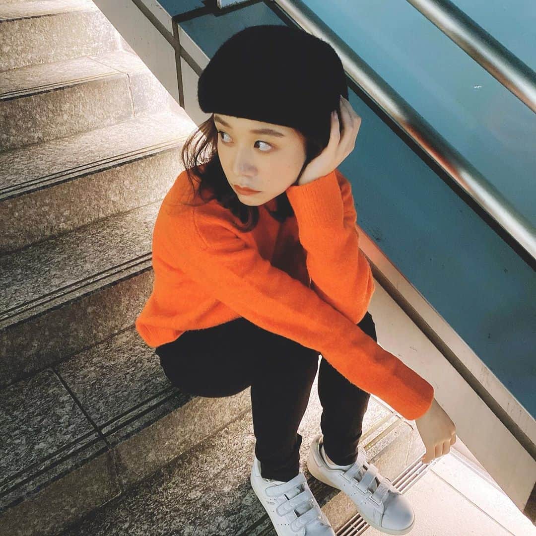 帆春のインスタグラム：「. オレンジでも着ておくか。の昨日 . #2020 #1031 #happy #halloween 👻 #happyhalloween #ハロウィン 🎃 . #ベレー帽 #viviennewestwood  #ニット #ユニクロ #UNIQLO #zara  #adidas #stansmith #スタンスミス . 今日からまさかの11月！？やばっ」
