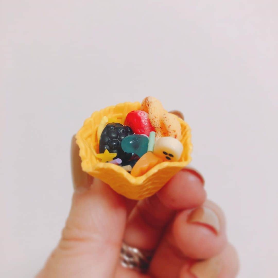 崎本ゆかりさんのインスタグラム写真 - (崎本ゆかりInstagram)「昨日のHalloweenは..🎃🦇🌝 さあちゃんと 大好きfamilyに会いに行ってきました😍 生後3日目から ちょこちょこっと会ってはいたけど もうまもなく5歳だなんて🥺なんかウルっときたよ✨ 可愛いの連続で最高に癒された〜💕  Pパパと一年半ぶりの再会にも感動!!! 楽しかったなぁ..☺️💫 ありがとうございました❣️  #homeparty#halloween#happy#family#fun#lastnight#thanks#memories#ハロウィン#ホームパーティー#思い出#大好き家族#ぴーす#カナヲコスプレ#💯#🎃#✌🏻」11月1日 20時37分 - yukariiiin5