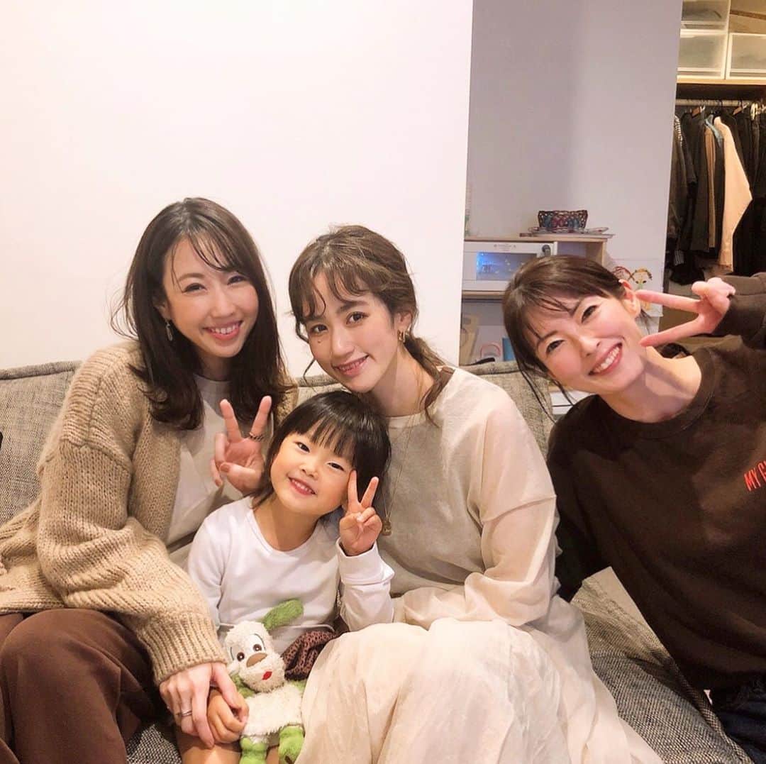 崎本ゆかりのインスタグラム：「昨日のHalloweenは..🎃🦇🌝 さあちゃんと 大好きfamilyに会いに行ってきました😍 生後3日目から ちょこちょこっと会ってはいたけど もうまもなく5歳だなんて🥺なんかウルっときたよ✨ 可愛いの連続で最高に癒された〜💕  Pパパと一年半ぶりの再会にも感動!!! 楽しかったなぁ..☺️💫 ありがとうございました❣️  #homeparty#halloween#happy#family#fun#lastnight#thanks#memories#ハロウィン#ホームパーティー#思い出#大好き家族#ぴーす#カナヲコスプレ#💯#🎃#✌🏻」