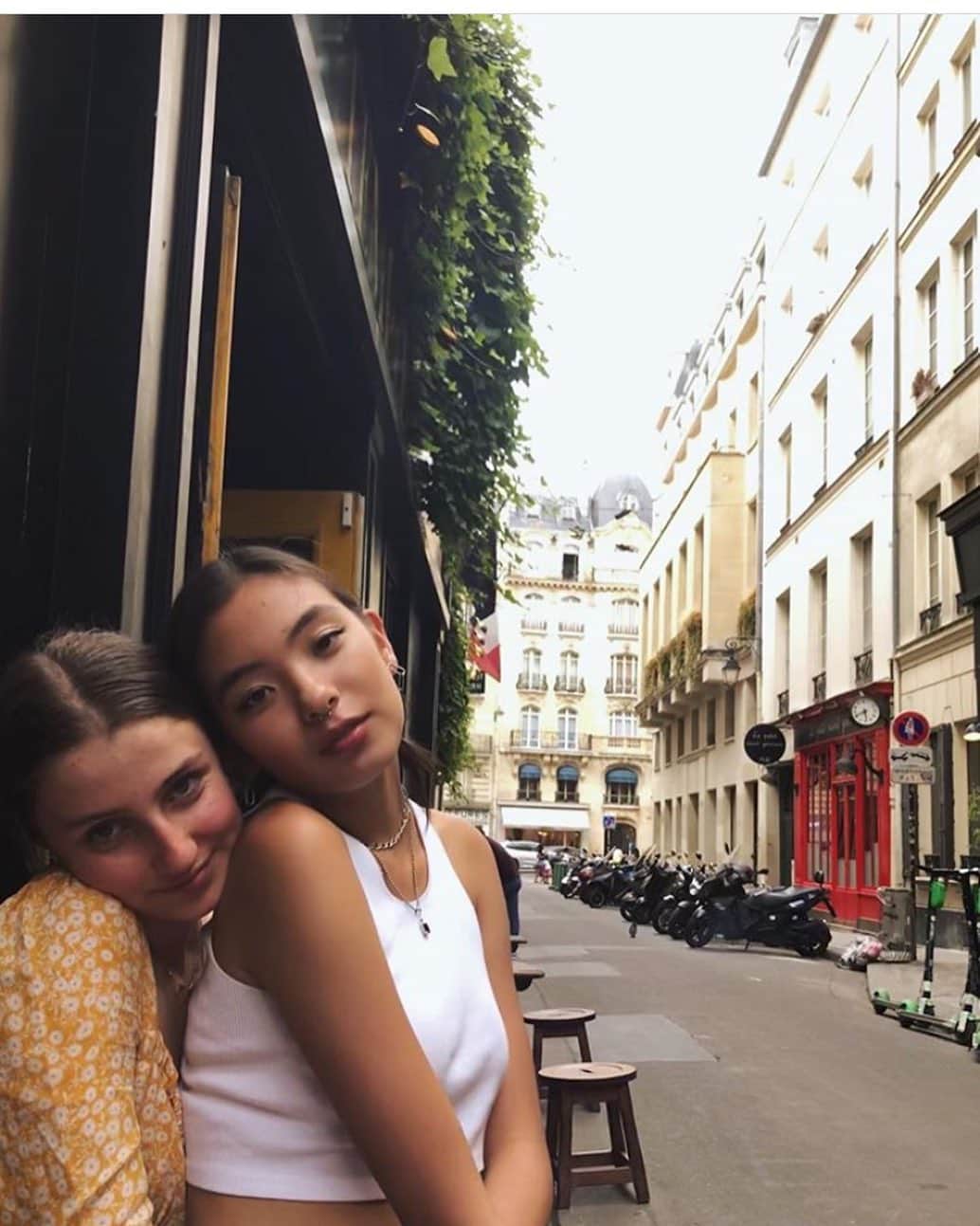 miu (ミユ)のインスタグラム：「Paris, a year ago  when shit was still open and had the luxury of social contact 🙃」