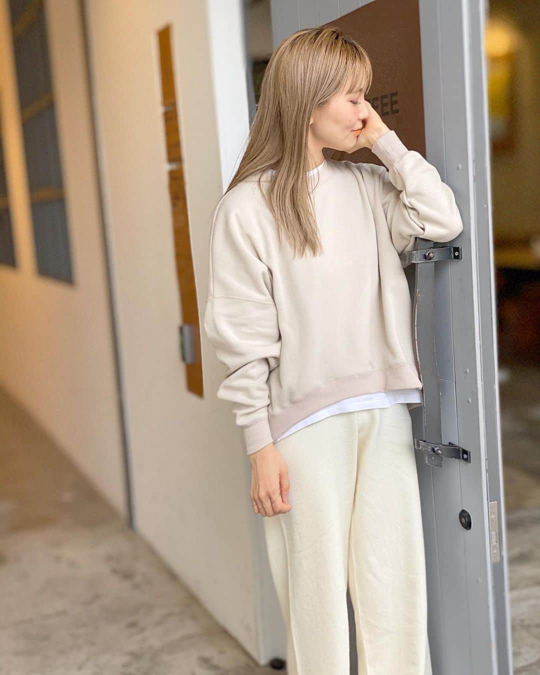 松田 美奈子のインスタグラム：「今年もあったかいスウェット作っています🌿🧚🏻 もう真冬はこれが手放せなくなるから、楽しみにしててほしい♡ 一枚でもあったかく過ごせるから、おうちでも暖房がんがんつけなくても快適だし、外でも本当あったかくて着心地も良いです🌿🌏 . もちろん洗えます☺️💕 . パンツは洗えるニットのパンツ合わせてみました🧶」