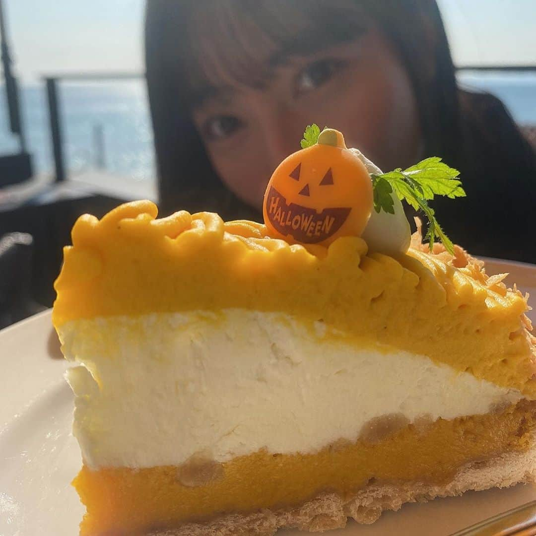 平塚麗奈さんのインスタグラム写真 - (平塚麗奈Instagram)「・ 5億年ぶりくらいの 爆食投稿、(?!)  新しいフォロワーさんは びっくりしちゃいますよね(笑) これが平塚でス⤴︎⤴︎⤴︎🏄‍♂️🤍  ゆっくりまったりお散歩しつつ、 自然に癒されながら 食べまくりました、ぃぇぃ ‼︎‼︎‼︎‼︎‼︎ ふう〜〜〜…幸せでした、‼︎🌼  #pacificdrivein  #amalficafe #たこせんべい　 #龍恋だんご #さざえ抹茶　 #torico  #とびっちょ」11月1日 20時39分 - hiratsuka_reina