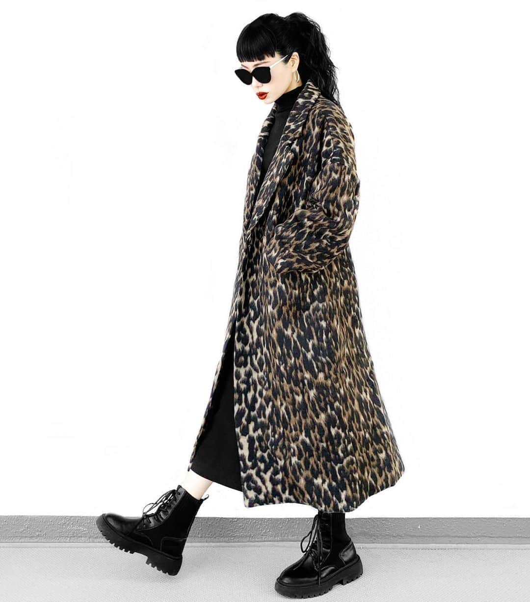 lve_xxxxのインスタグラム：「.﻿ .﻿ 🐆 𝐥𝐞𝐨𝐩𝐚𝐫𝐝﻿ 全身はこんな感じで御座い🐾﻿ ﻿ @emoda_official ﻿ ﾋﾞｯｸﾞｶﾗｰｼｬｷﾞｰｺｰﾄ ﻿ ﻿ EMODAのouterは何気に﻿ 毎年ﾁｪｯｸしてるんですが…﻿ 今期はouterはLVEU.で3型色違いで﻿ 買ってしまったからｿﾚらで﻿ 冬は凄そう☝️って思ってたのに…﻿ ﻿ あかん。﻿ leopard🐆とか見つけちゃって﻿ 我慢出来なかった🤢🤢🤢﻿ ﻿ 大きめの襟がﾎﾟｲﾝﾄになって﻿ ｵｰﾊﾞｰｻｲｽﾞで中に着るﾓﾉも選ばない！﻿ ﻿ 着丈は113㌢で個人的には﻿ 物足りなさはあるけど﻿ 長めだし、即買いしました🤣爆﻿ ﻿ outerは今年はもう買わない。﻿ …と思う(小声)﻿ ﻿ ﻿ ｺｰﾃﾞｱｲﾃﾑ詳細は﻿ WEARをご覧くださいませ。﻿ ﻿ WEAR ： lvexxxx ﻿ 💻 https://wear.jp/sp/lvexxxx/﻿ ﻿ －－－－－－－－－－－－－－－－－－﻿ ﻿ 📢ｺﾒﾝﾄ頂ける際は、﻿ 最新投稿にお願い致します。﻿ ﻿ 過去投稿に頂いた際、気がつかない事もあり﻿ お返事致しかねる場合が御座います🙇‍♀ ️﻿ ﻿」