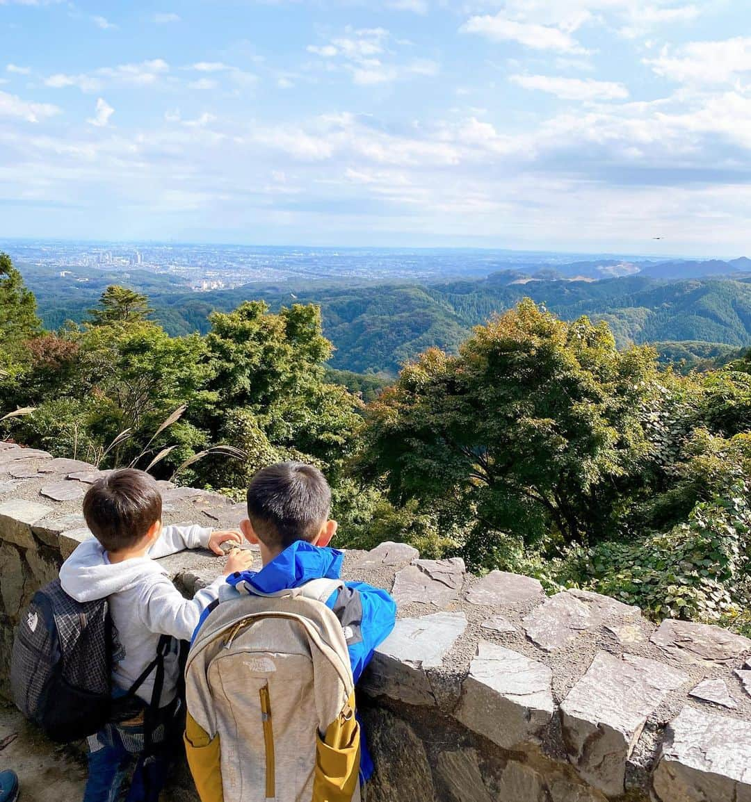 牧野紗弥さんのインスタグラム写真 - (牧野紗弥Instagram)「登山始めました🥾🏔 母子共にアウターとパンツは @thenorthfacejp 。 登山リュックはBRUTUSのアウトドア特集を見て @yamatomichi のMINI2にしました😊 高尾山の6号路を使って登り、4号路とリフトを使って下山するルートに。 お友達と一緒におちびさん達頑張りました✌🏻 山頂で食べたお蕎麦とビール、リフト乗り場で食べたお団子が美味しかった💛 来週は娘と黒檜山に登る予定。 登山にすっかりハマってしまいました😂✌🏻 #登山#登山ファッション #ノースフェイス#northface#高尾山」11月1日 15時11分 - makinosaya