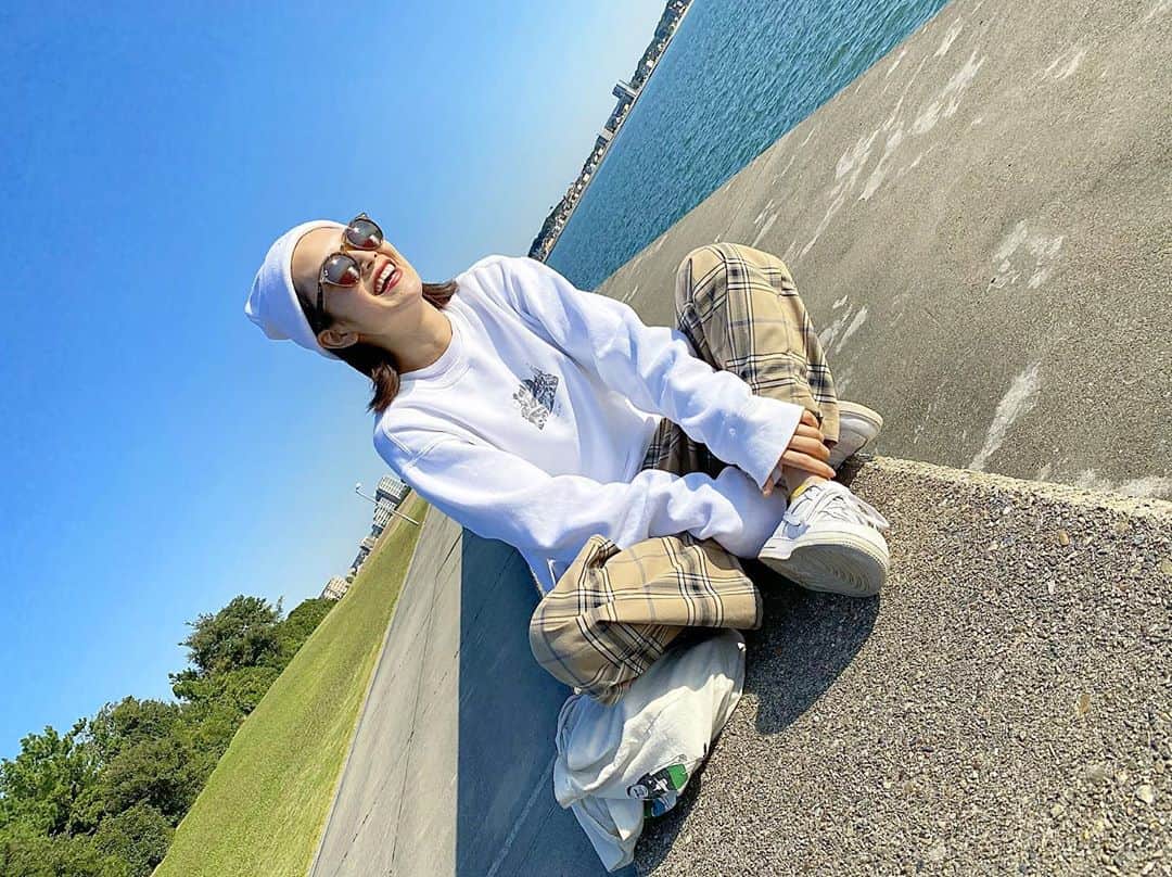 富久美玲のインスタグラム：「_ . . . 寒くなってきた頃ぐらいの海良き〜！ . . .」