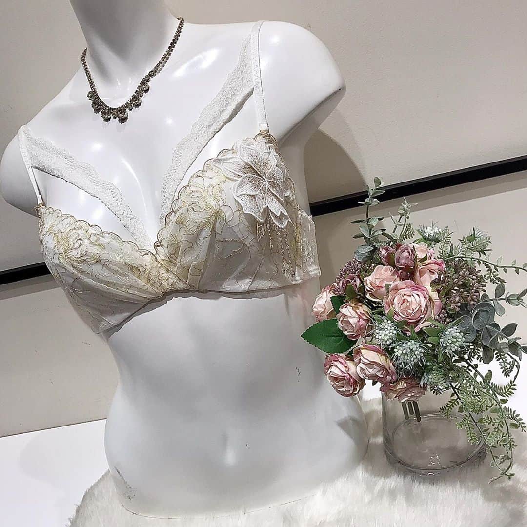 Ravijour札幌4丁目プラザ店のインスタグラム：「#onsale  ランジェリアムおすすめ商品 @lingerieam_official   レディカシュクール グラマーアップブラセット  気分で付属のストラップと付け替え可！！  #ravijour #ラヴィジュール  #ravijourstaff  #ravijoursapporo  #ravijour_official  #lingerieam #ランジェリアム」