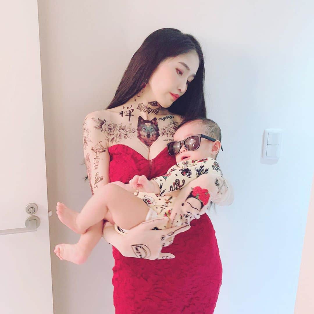 のインスタグラム：「悪い女と我が子ちゃん #baby #6monthsold #6monthsbaby #ootd #tatoo #tatoogirl #japanesegirl #生後6ヶ月　#0歳　#0歳6ヶ月　#生後半年　#赤ちゃん　#タトゥー #我が子ちゃん」