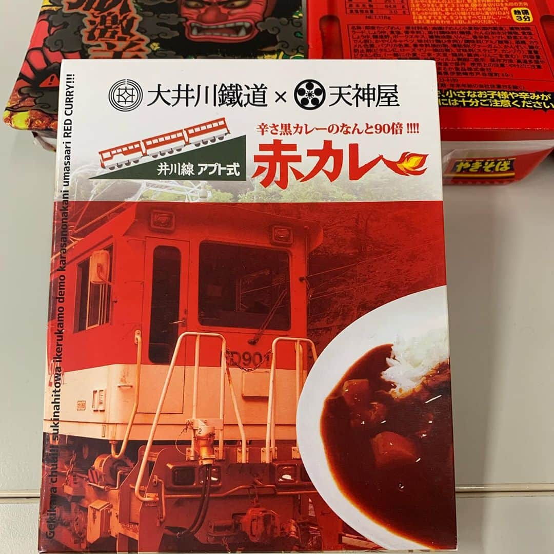 飯田圭織さんのインスタグラム写真 - (飯田圭織Instagram)「マネージャーのばっしーから激辛プレゼントをいただきました😆 激辛を見るとわたしを思い出すみたい笑笑 鬼の焼そばはずっと探していたので楽しみ😍😍  #激辛  #激辛カップ麺  #激辛やきそば  #楽しみだなぁ」11月1日 15時24分 - iidakaori.official