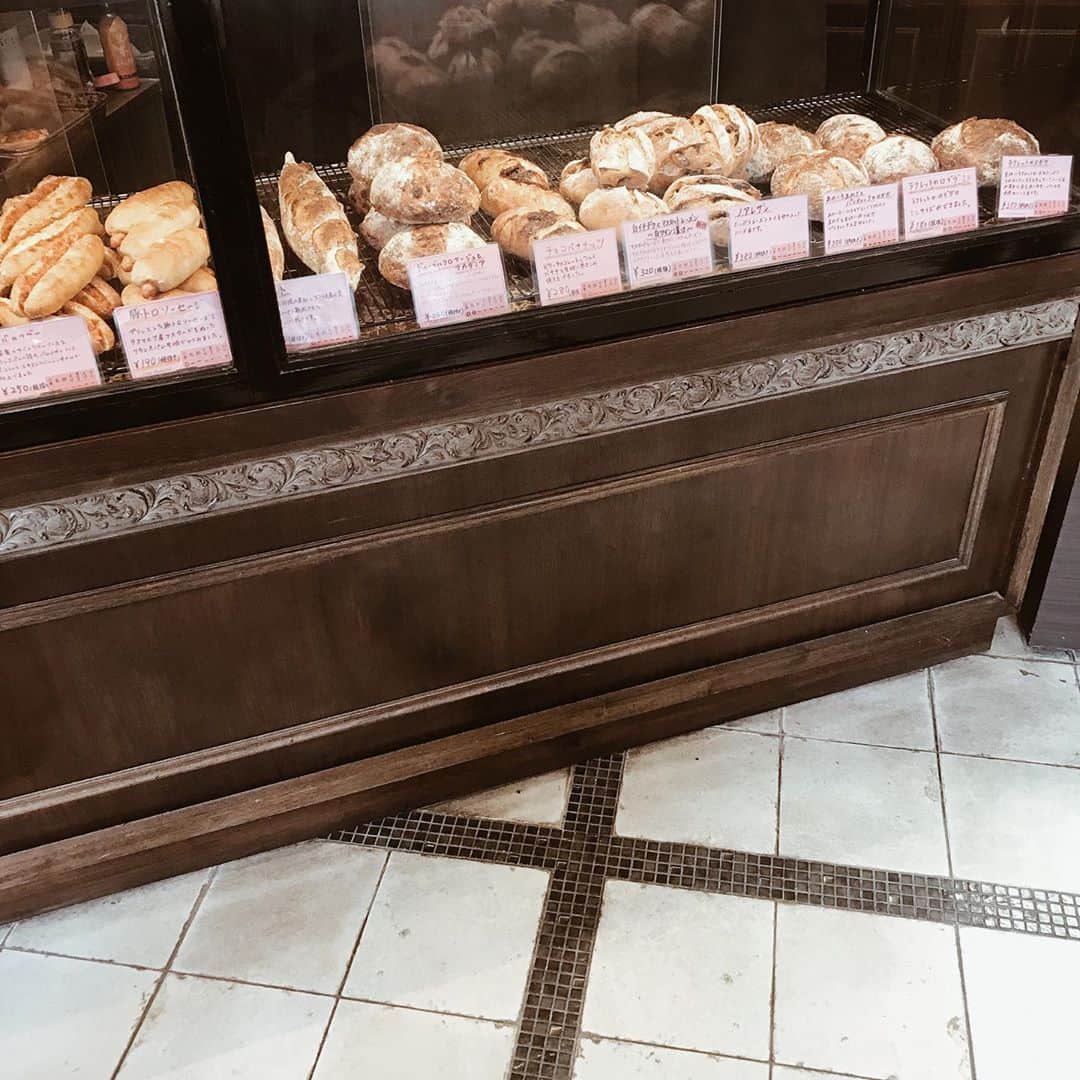 yuiのインスタグラム：「favourite bakery . いつも行列してるパン屋さんの姉妹店なんだけど、こっちは比較的空いてるからあんまり教えたくない穴場的スポット🙊 パンプキンクロワッサンに、栗・黒豆・ほうじ茶デニッシュ、クリームパン🎃🌰🍵 秋っぽいチョイス🍂」