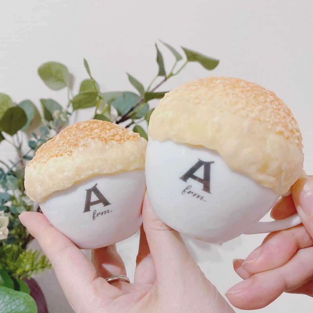 のインスタグラム：「青山フロマージュのル フロマージュ🧀✨  ジェイアール名古屋タカシマヤの地下でたくさん人が並んでいたので買ってみました🙊  見てるだけでほっこり😍 表のパリパリのチーズに塩気があって 中の甘いフロマージュとの相性バッチリ👍美味しかった😋💕  #青山フロマージュ #スイーツ #フロマージュ #ジェイアール名古屋タカシマヤ」