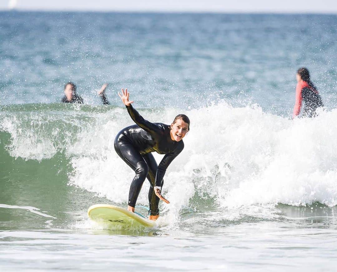 ジョアン・ディファイさんのインスタグラム写真 - (ジョアン・ディファイInstagram)「Il y a deux semaines, j’ai organisé la premiere edition de « Women On Waves », un week-end à surfer, faire du yoga, de la méditation, de l’entraînement  et manger des bonnes choses ⚡️ Bien entourée avec @lisamuellersen  et @dakine_europe , nous avons passé un super week-end plein de belles energies ✨  @lisamuellersen et moi seront amenées à organiser d’autres week-end dans les prochaines années 🌈 #StayTuned #WOMENONWAVES   Merci aux participantes @justinehutteau @ysaorathibus @alice___david @delphinejrl @maeva.dnois , @laurythilleman tu nous as manqué !  Chacune d’entre vous m’inspire 💜   Et bien sûre merci à @carolinesyoga & @shining_surf_school pour leur sourire et bienveillance 💕  📷 @josewalkerr 🖤」11月1日 15時30分 - johannedefay