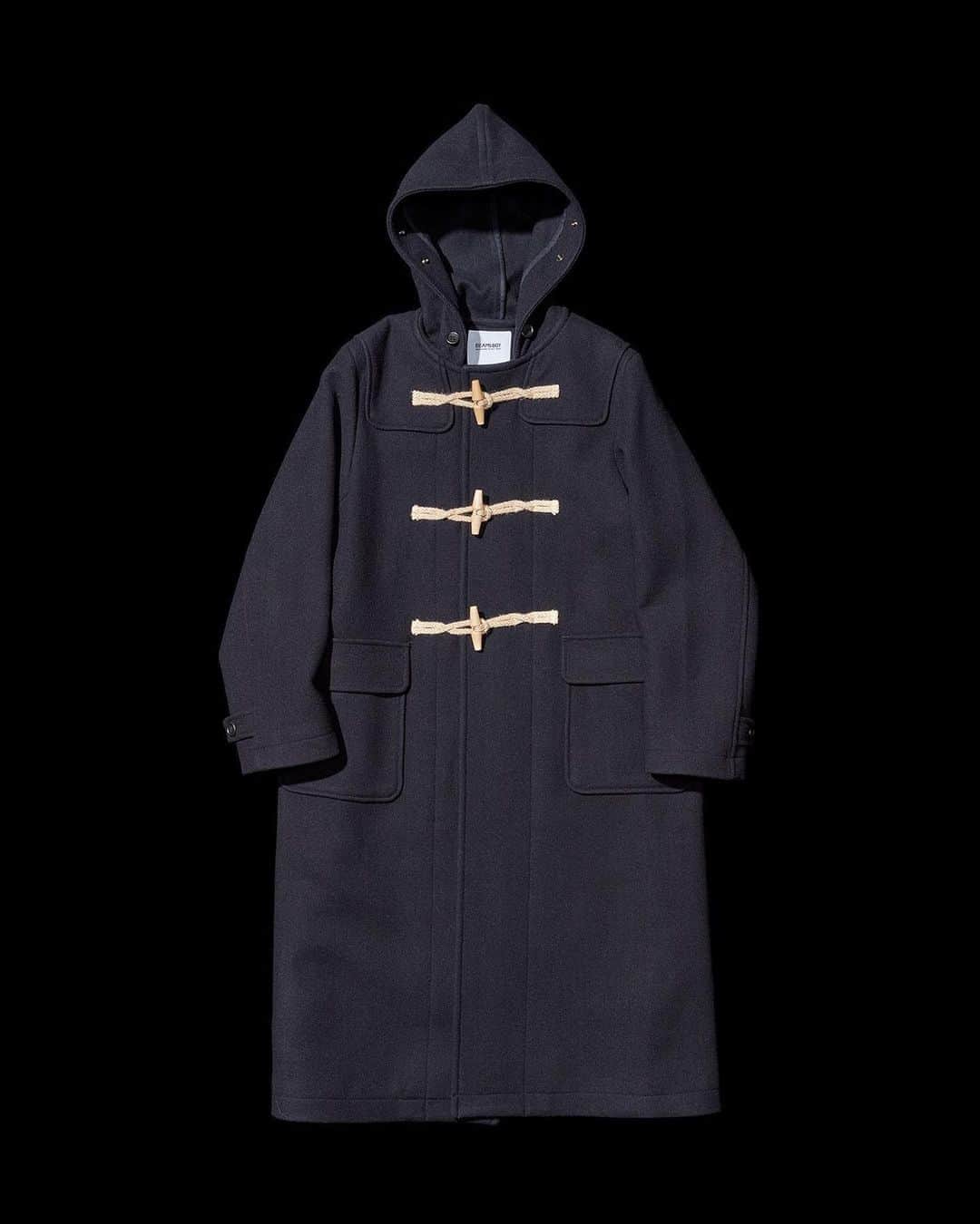 のインスタグラム：「. 【BOY'S RULE】DUFFLE COAT  軽やかなダウンジャケットも魅力的ですが、〈ビームス ボーイ〉が愛するのはぎっしりと目の詰まった強靭なメルトン。  北欧の漁師が冬場の作業着として着用していたダッフルコートは、イギリス海軍の制服として採用され、その後アメリカや日本をはじめ、世界中の国々で広く愛されるようになりました。  私たちが大好きなワークウェアとミリタリーウェア、その両方の世界で愛されてきたコート。 シンプルで簡潔な作りでありながら、抜群の存在感がある強靭なメルトンのこのコートこそが、 私たちの冬の定番ロングコートです。  Duffle Coat: 13190501803  #boys_rule_beamsboy #beams #beamsboy #ビームス #ビームスボーイ #原宿 #tokyo #harajuku #beamsboyharajuku #DUFFLECOAT #ダッフルコート #コート #アウター」