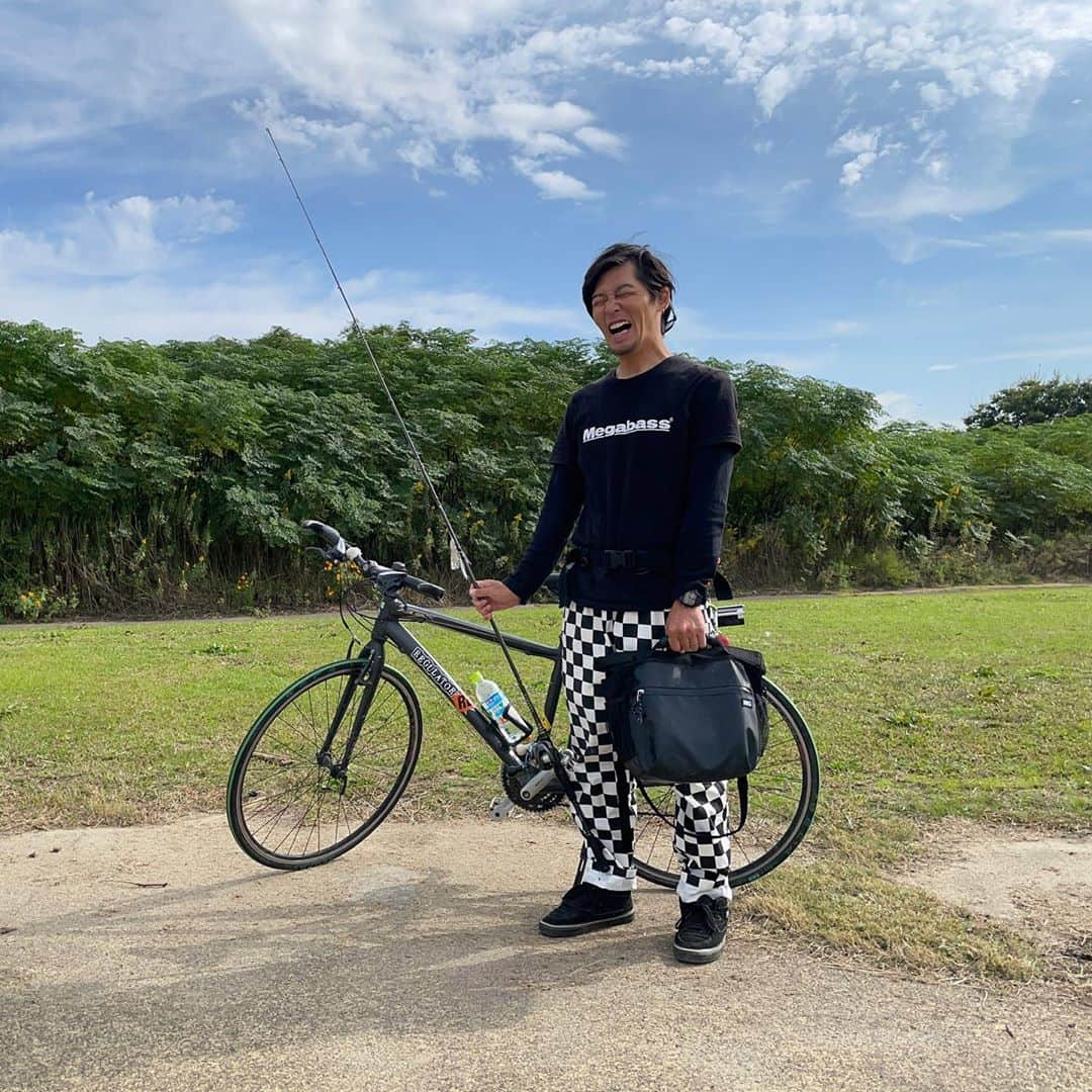 HASSYさんのインスタグラム写真 - (HASSYInstagram)「. 【💥🌊本日のファッション👖🐢】 ■tops. →MegabassロゴT(@megabass_inc ). ■pants. →シェフパンツ(@cookman.jp ) ■shoes. →half cab(@vansjapan @vans ) ■rod. →LEVANTE F5-611LV-4P(@megabass_inc ) ■reel. →20メタニウム(@shimanofishing_jp ) →VARIAL95(@drtheadz ) ■bag. GAME BAGⅡ(@magbite_official ) ■bike. TREK FX7.3(@trekbikesjapan ) . ええやんかぁ〜🧑🏼‍🎤🐞👖👕🎣. . #ファッション #ファッションコーデ  #ootd4nylonjp  #megabass #メガバス  #クックマン #cookman  #クックマンコーデ  #vans #vansコーデ  #MAGBITE #マグバイト #gamebag2  #drtinc #shimano  #shimanofishing  #釣りファッション #お手軽ファッション  #fasion #バス釣り #バスフィッシング #fishing #淀川 #淀活  #淀川バス釣り  #ええやんかぁ」11月1日 15時32分 - hassy_upsetter