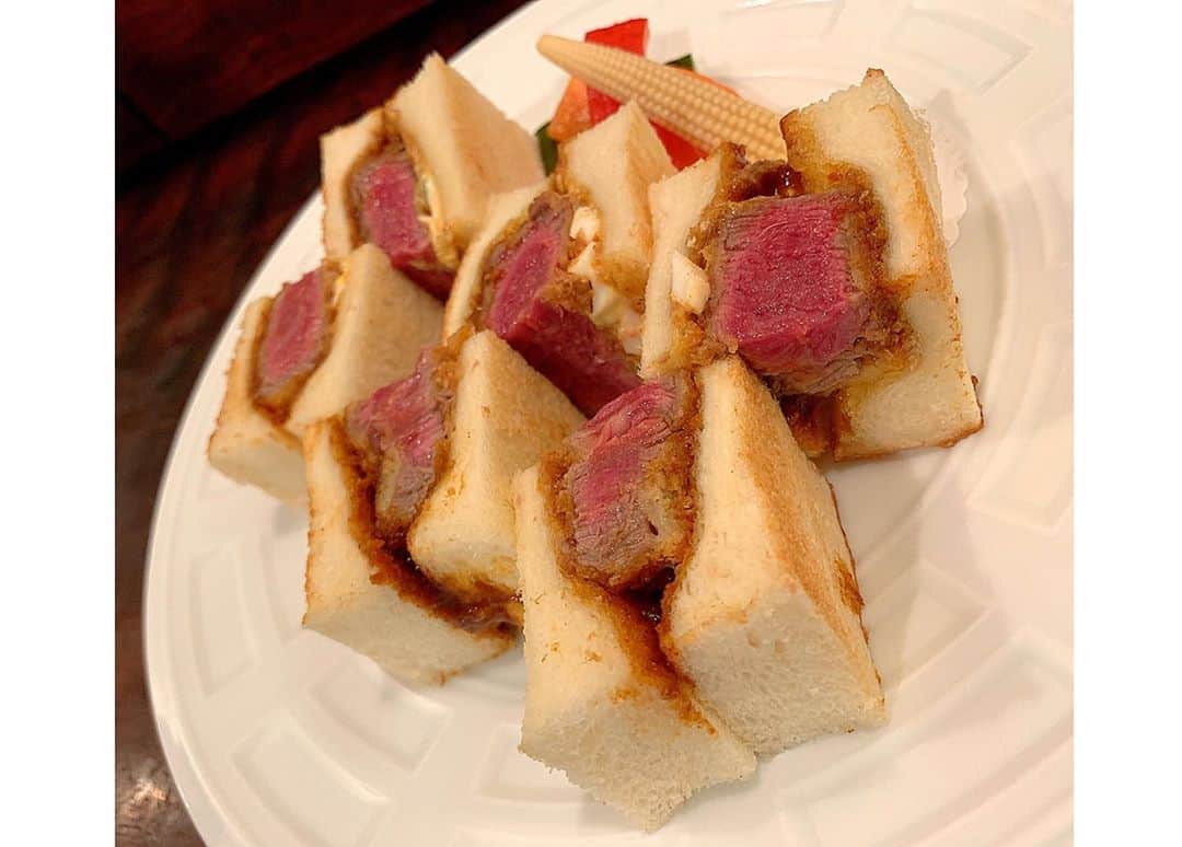 百合華さんのインスタグラム写真 - (百合華Instagram)「京都二条にある老舗の人気洋食屋さん『Grill French』にてディナータイム🍽💕  美食家達がこよなく愛する絶品洋食メニューをアラカルトで頂きました💋  見た目にも美味しい華麗なるビジュアルの蟹クリームコロッケや、ジュレになってる冷製コンソメスープにも旨味がたっぷり詰まっておりました✨✨✨  あまりの美味しさに注文し過ぎてお腹いっぱいww❤️  #japan #日本 #kyoto  #京都 #二条 #洋食屋 #老舗 #grillfrench  #グリルフレンチ #蟹クリームコロッケ  #コンソメスープ  #カツサンド  #メンチカツ #ロブスター #alacarte  #アラカルト #dinnertime  #ディナータイム #美食 #美食家 #aumoグルメ」11月1日 15時32分 - yurika.lovelily