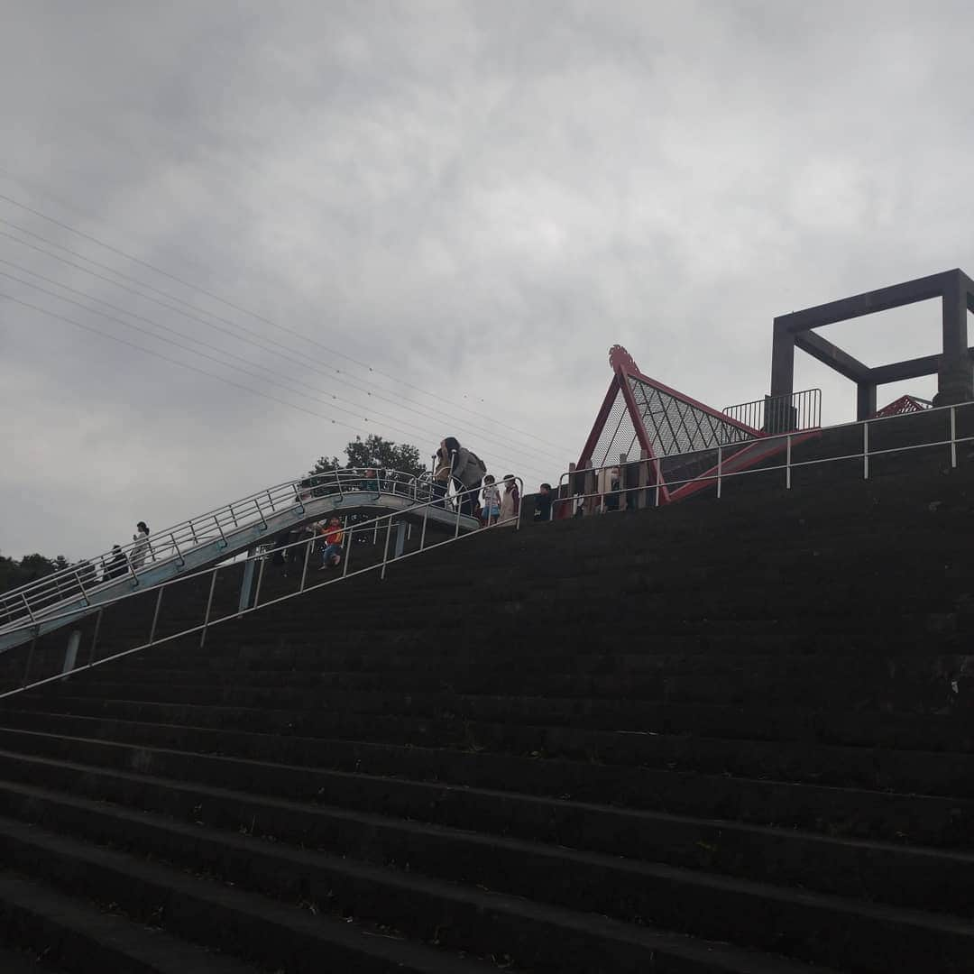 たまこ部@多摩センターのインスタグラム：「ひさしぶりの秋葉台公園！  滑り台が渋滞してるー  #多摩市 #多摩市広報部員 #多摩市ママ  #多摩センター #永山 #唐木田 #聖蹟桜ヶ丘  #公園 #秋葉台公園 #滑り台 #公園遊び #子どものいる生活 #赤ちゃんとの暮らし」