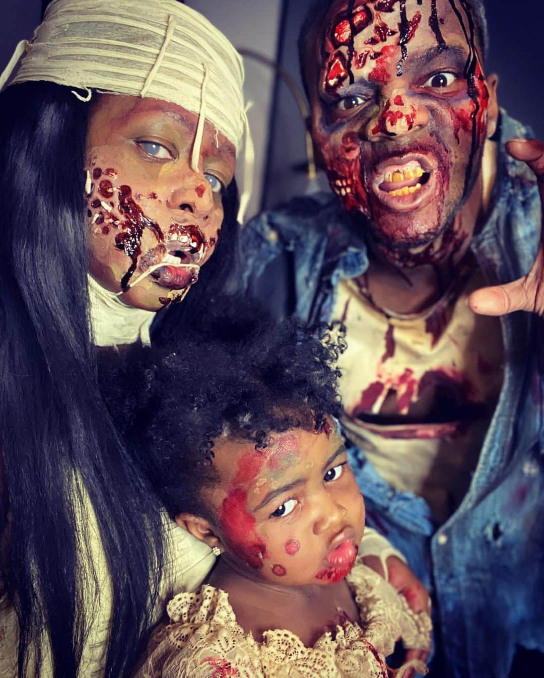 レミー・マーさんのインスタグラム写真 - (レミー・マーInstagram)「Mummy, Deaddy, & Zom-bay-Bie 👻 🎃 🩸 @PapoosePapoose @ReminisceMacKenzie #MeetTheMackies #RemyMa」11月1日 15時37分 - remyma