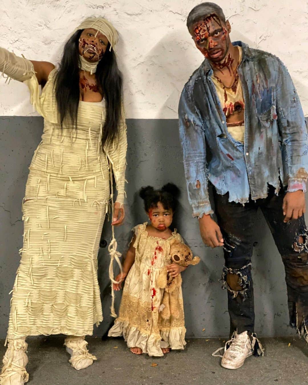 レミー・マーのインスタグラム：「Mummy, Deaddy, & Zom-bay-Bie 👻 🎃 🩸 @PapoosePapoose @ReminisceMacKenzie #MeetTheMackies #RemyMa」