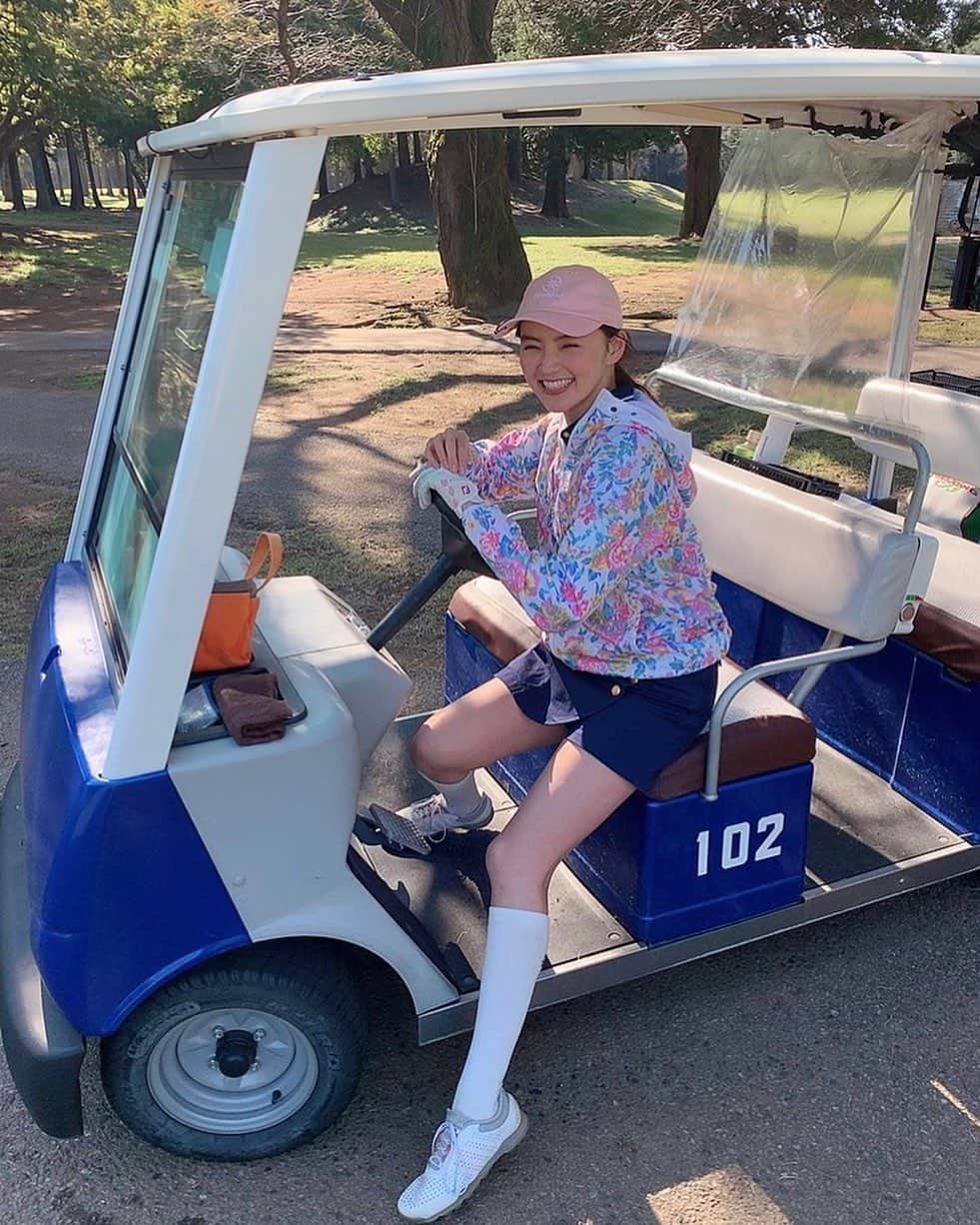 高原愛のインスタグラム：「お天気に恵まれてお久しぶりのゴルフ⛳️🏌️‍♀️楽しかったなぁ❤️課題はいっぱいあるけどゴルフ好き🥰🥰🥰🥰お洋服は全身キャロウェイでした🤗  #golf#lovegolf#golfstagram#golfgirl#golflife#golfwear#enjoy#ゴルフ#ゴルフ女子#ゴルフ女子コーデ#スポーツ#スポーツ女子#ゴルフ初心者#初心者#ゴルフスイング#アクティブ女子#スイング改造#エンジョイゴルフ#シンプルコーデ#キャロウェイ#キャロウェイアパレル#🏌️‍♀️」