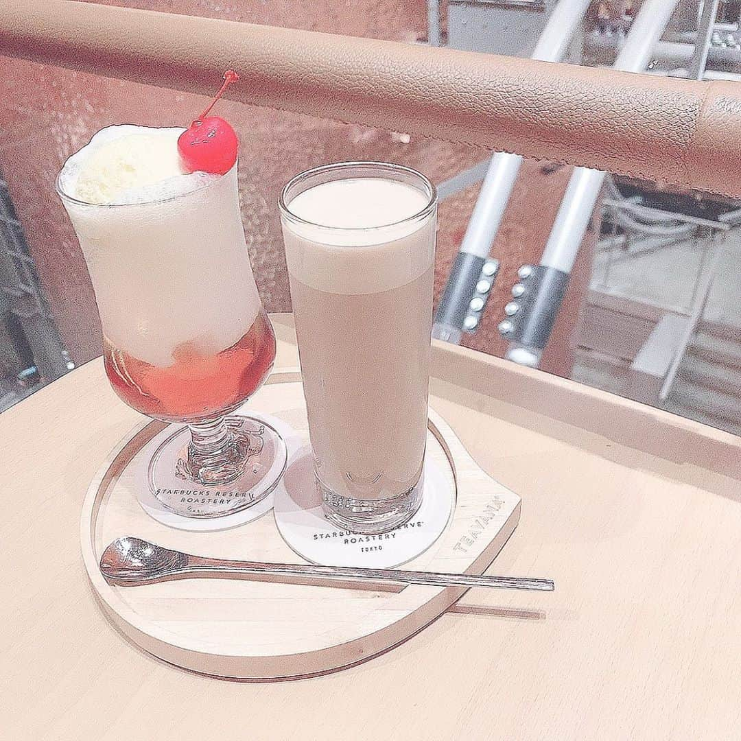 谷口夢奈さんのインスタグラム写真 - (谷口夢奈Instagram)「クリームソーダ🍹﻿ と﻿ ミルクティー☕﻿ ﻿ ﻿ スタバでクリームソーダ飲めるなんて﻿ 思わなかった🥺🍹✨﻿ ﻿ ﻿ ﻿ #starbucks #starbucksreserveroasterytokyo #スターバックス #スタバ #スターバックスリザーブロースタリー #中目黒スタバ﻿ #cafe #カフェ #中目黒カフェ #カフェ巡り﻿ #milktea #ミルクティー #クリームソーダ #🍹」11月1日 15時46分 - yuna_tani