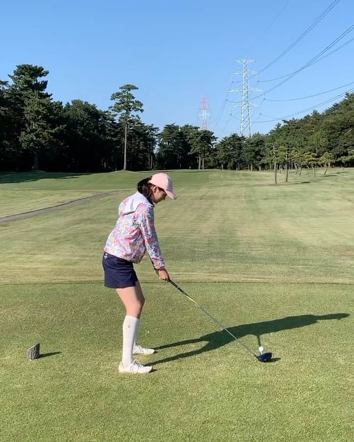 高原愛のインスタグラム：「私の課題⛳️沢山あるけど一番は手で打つんじゃなくて腰から動かす🤔体重移動での下半身の動かし方で少し左足首が捻挫っぽくなってしまった💦プレー前には準備体操が大事ですね😣💦五ヶ月ぶりのラウンドの割には上手くできたかなぁ🥰  #golf#lovegolf#golfstagram#golfgirl#golflife#golfwear#enjoy#ゴルフ#ゴルフスイング#ゴルフ女子#ゴルフ女子コーデ#スポーツ#スポーツ女子#ゴルフ初心者#初心者#ゴルフスイング#アクティブ女子#スイング改造#エンジョイゴルフ#シンプルコーデ#キャロウェイ#キャロウェイアパレル#🏌️‍♀️」