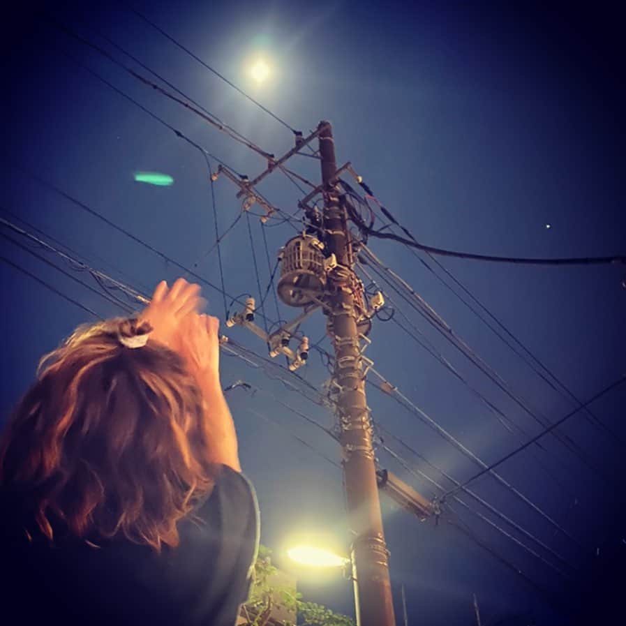 西山茉希さんのインスタグラム写真 - (西山茉希Instagram)「#月光浴 #満月 #ブルームーン #🌕  月を愛すーズが勝手に集います。 そして我々はまた待つのです。  #まん丸のエネルギー #感謝と祈り  ほんと好き。 月。」11月1日 15時51分 - maki.nshiyama50
