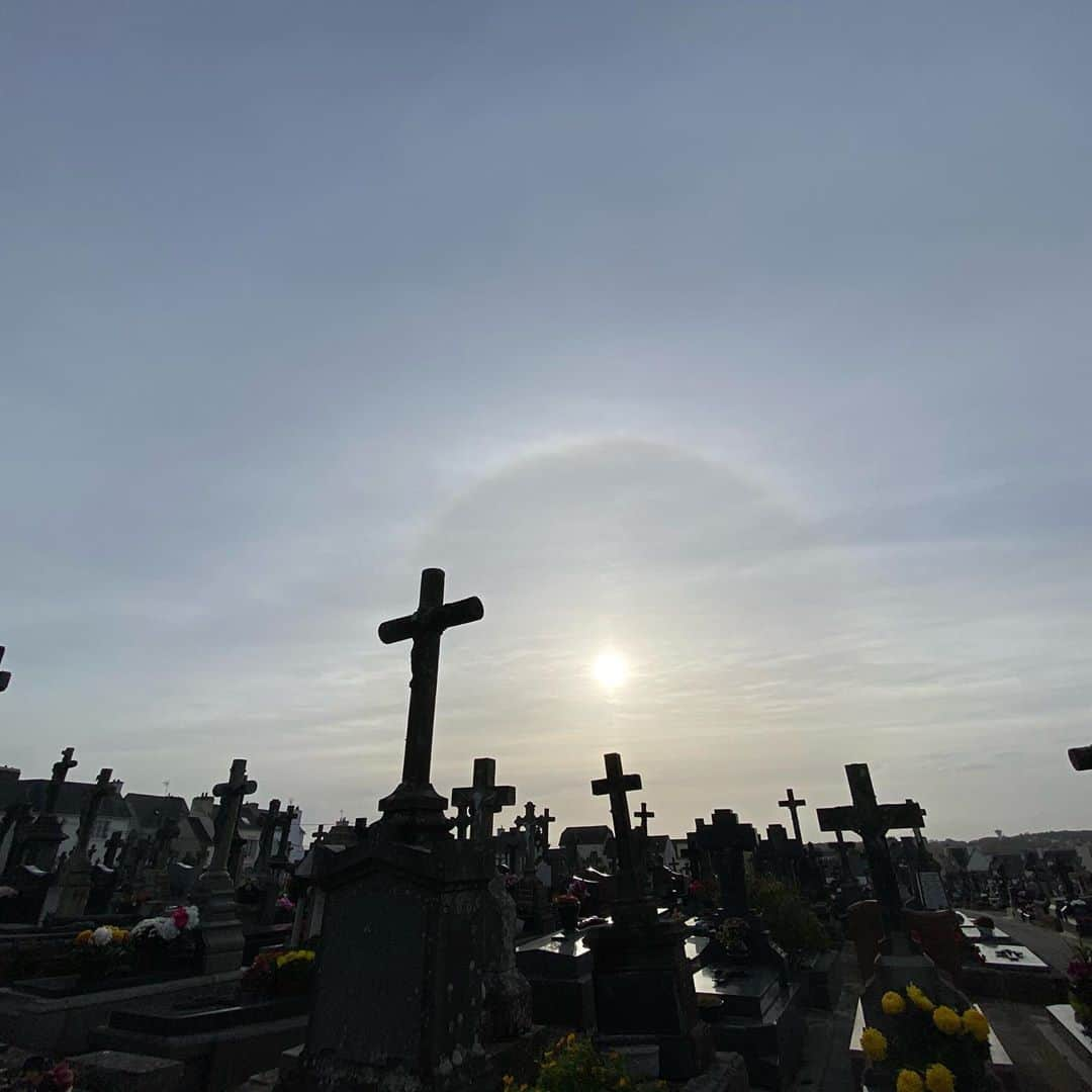 JULIEN D'YSさんのインスタグラム写真 - (JULIEN D'YSInstagram)「🌞🌝 happy fête des saints 🙏#toussaint #november1.2020 #brittany #douarnenez ⭕️🖤🤍#cimetiereploaredouarnenez」11月1日 15時52分 - juliendys