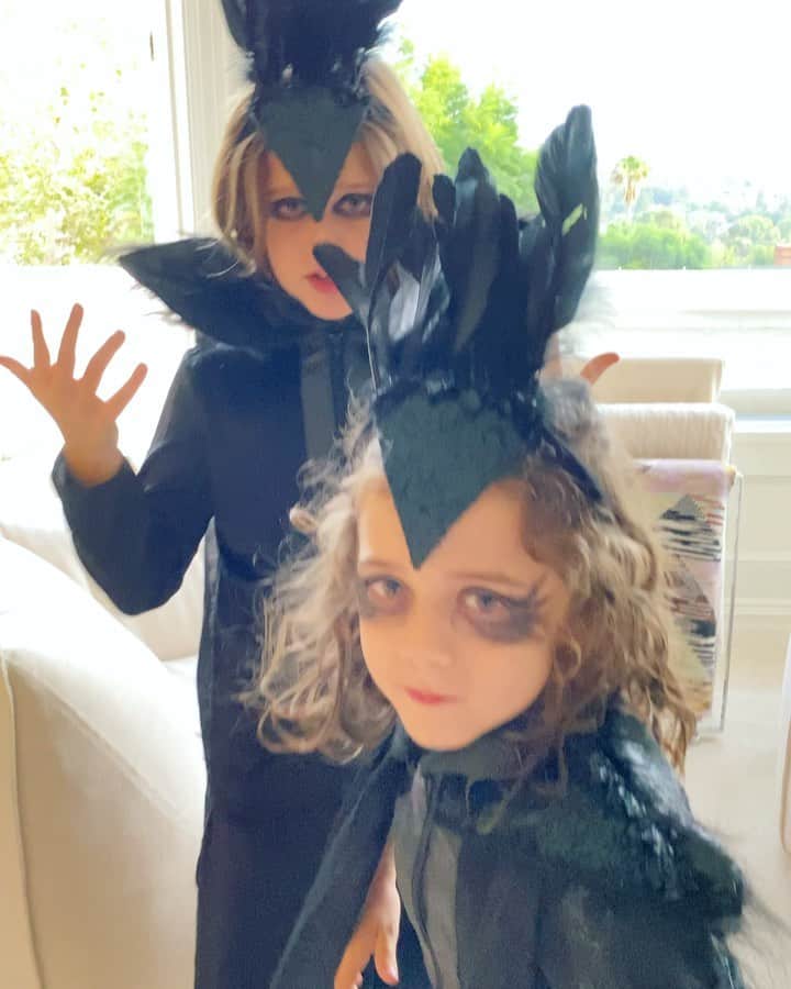 レイチェル・ゾーのインスタグラム：「Really feeling #Halloween vibes as Dark Ravens 🦇💀☠️ XoRZ」