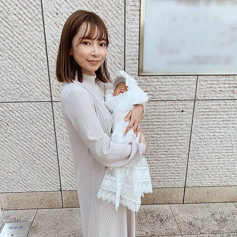 ayacasuのインスタグラム：「* * * 本日退院しました🤱🏻❣️ * 病院食おいしいし助産師さんも みんな優しい人ばっかやし ママ🔰で不安だらけやし ちょっと名残惜しいけど🥺 久々に外の空気が吸えて最高〜😭✨✨✨笑 * 👶🏻少し黄疸出てたけど、 無事2人で退院できてよかった😌❤️ * 初孫に激愛する家族😂💕 親孝行がひとつ叶えれた瞬間でした✨ * * * #男の子ママ#セレモニードレス#退院#退院しました#出産報告#赤ちゃんのいる生活#赤ちゃんのいる暮らし#あかちゃんのいる生活#あかちゃんのいる暮らし#ベビー服#新生児#初ママ#初ママさんと繋がりたい#ママリ#ママコーデ#ママスタグラム#第一子#新米ママ#第一子誕生#生後5日目#ベビー#ベビーコーデ#10月生まれベビー#0歳児#0歳児ママ#新生児ママ#あやかすベビー」