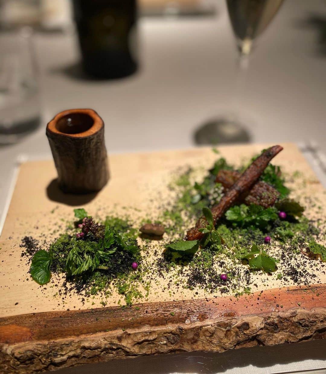 JUNKO（飯田順子）さんのインスタグラム写真 - (JUNKO（飯田順子）Instagram)「#narisawa さんへ  日本の里山にある豊かな食文化と先人たちの知恵をフィルターを通して料理で表現する#InnovativeSatoyamaCuisine  を体験しに行ってきました🧡❤️  NARISAWAさんの革新的里山料理を堪能させてもらい感動💛 五感で感じる美しさと表現力でNARISAWAワールドを体験できました🥰 また次の予約も楽しみです🌈 ・ ・ #イノベーティブフュージョン #イノベイティブ里山キュイジーヌ#ミシュラン2つ星 #ミシュラン東京#予約困難#予約困難店 #グルメスタグラム #グルメ女子 #グルメな人と繋がりたい #グルメ巡り #青山グルメ #東京グルメ #世界のレストランベスト50 #シャネル#ハリーウィンストン#美味しい#美味しいもの巡り #食べるの好き#ペアリングワイン #ワインスタグラム #食べログ高評価 #食べログシルバー」11月1日 16時05分 - jun__ko_