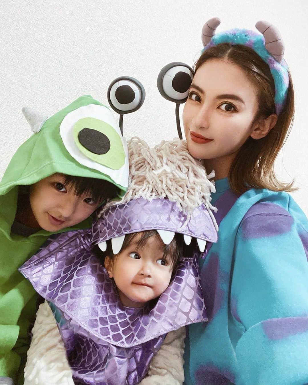 孫きょうのインスタグラム：「Monsters Family🔫😈💙  れおも服みたいな感じならいいよって言ってくれたから今年も3人で簡単にだけど撮れた✌🏽  連写勝負＆パパが奥で笑わせてるからあんちゃんはパパ見てる。笑  ブーの衣装は楽天で買ったもので、 マイクは既製品のパーカーと100均のフェルト貼りつけて5分で完成🧑🏾‍🎤  サリーは既製品のトレーナーに塗装用のカラースプレーを吹きかけただけで、カチューシャは今パークに売ってるのがスパンコールなんだけど、ふわふわバージョンが良かったからメルカリで探した😂笑  モンスターじゃないバージョンのブーも2枚目に💞  3枚目は友達とハロウィンパーティーした時の🐈🖤🧡」