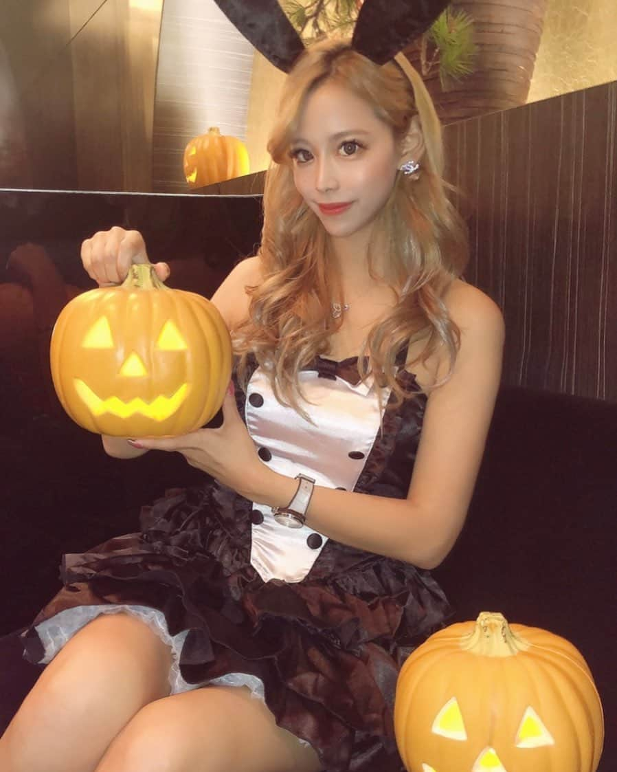 姫咲りさのインスタグラム：「昨日のバニーちゃん🐰♥️ 何かちとメイドさんにも見えん？大丈夫？  #happyhalloween  #ハッピーハロウィン  #イベント #コスプレ #バニーガール #バニー  #キャバクラ #錦3 #飲み屋 #錦華 #kinka #シャンパン #お酒好きな人と繋がりたい #姫咲りさ」